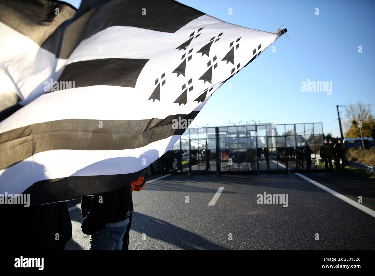 Demonstranten demonstrieren in der Nähe eines Ecotax-Kontrollportals, um am 9. November 2013 gegen die umstrittene Umweltsteuer auf schwere Nutzfahrzeuge in Montauban-de-Bretagne, Westfrankreich, zu protestieren. Die Ökotaxe, die auf die Förderung eines umweltfreundlichen gewerblichen Verkehrs abzielt, erhebt neue Abgaben auf französische und ausländische Fahrzeuge, die gewerbliche Güter mit einem Gewicht von über 3.5 Tonnen befördern, aber ihre Umsetzung wurde wiederholt vertagt. Foto von Julien Ermine/ABACAPRESS.COM Stockfoto