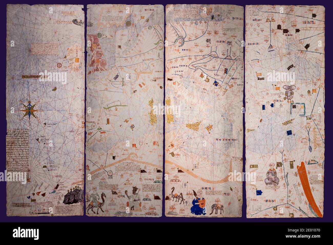 Valladolid, Spanien - 18. Juli 2020: Katalanischer Atlas, mittelalterliche Weltkarte erstellt im Jahr 1375. Reproduktion im Haus Museum von Columbus, Valladolid, Spanien Stockfoto