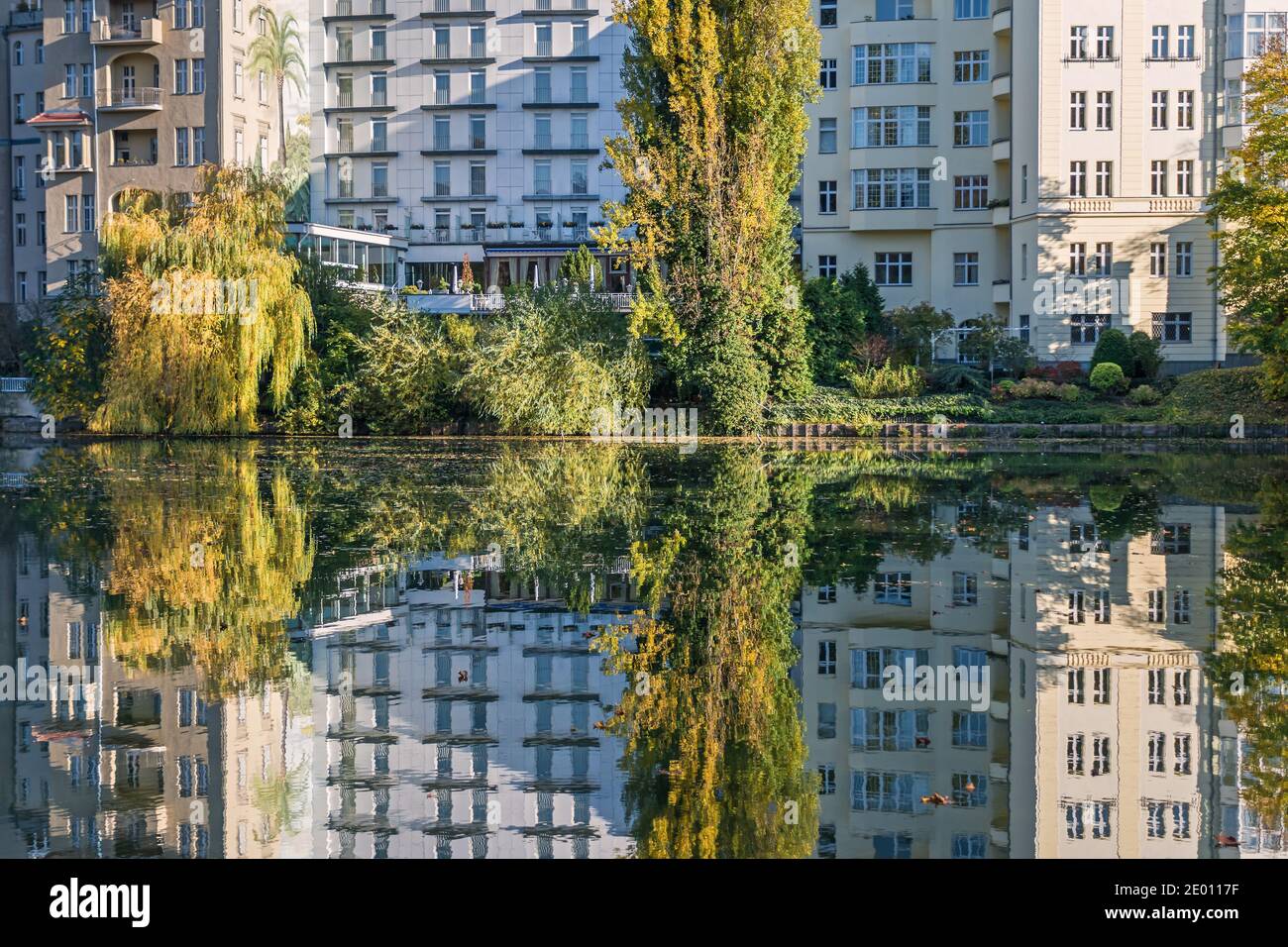 Berlin, Deutschland - 7. November 2020: Fassaden spiegeln sich im Wasser des Lietzensees, unter anderem Gebäude des Ringhotels Seehof Stockfoto