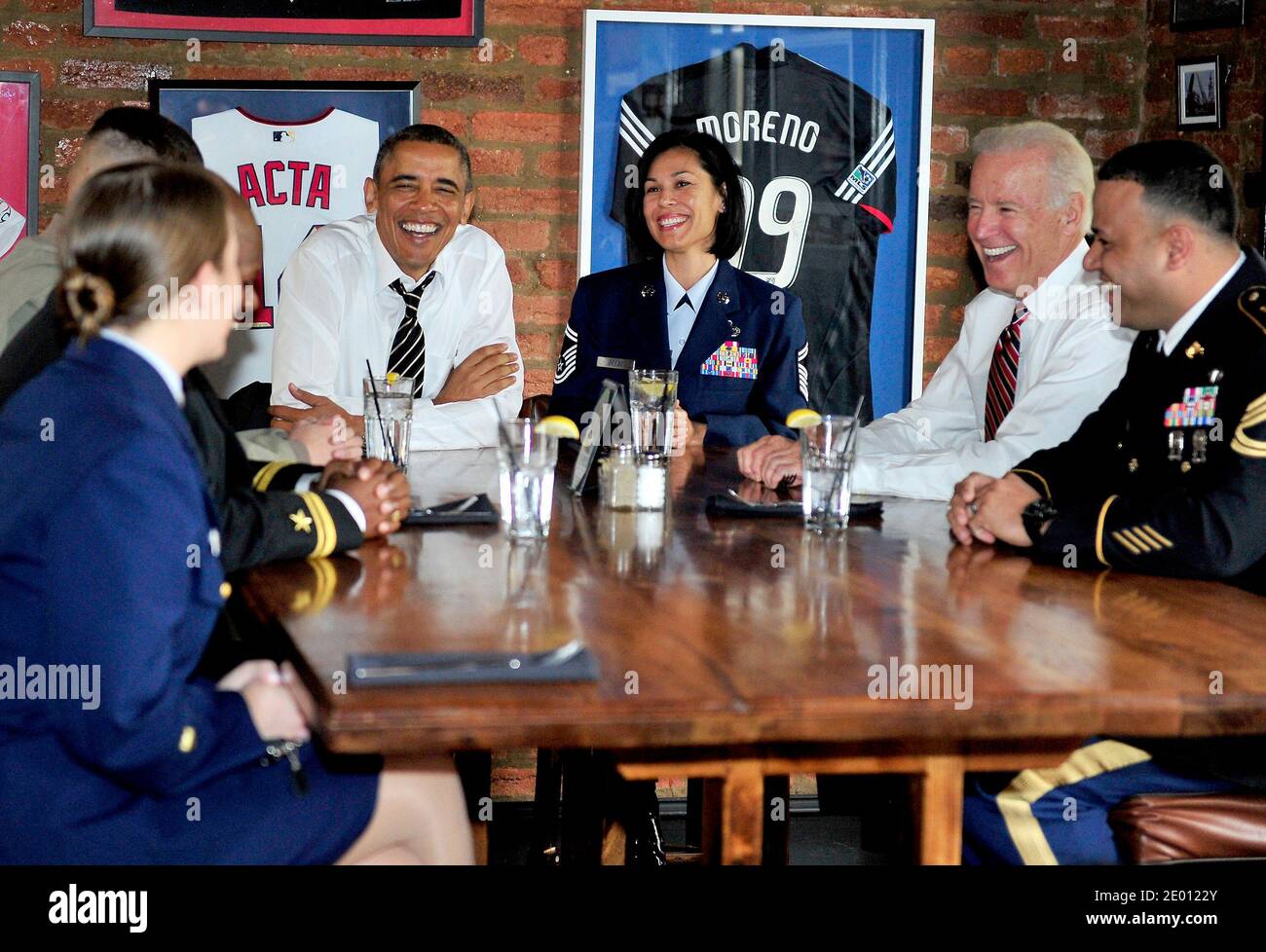 US-Präsident Barack Obama und Vizepräsident Joe Biden haben am Dienstag, den 12. November 2013, mit aktiven Dienstmitgliedern im Molly Malone's on Barack Row in Washington, DC, USA, zu Mittag gegessen. Foto von Ron Sachs/Pool/ABACAPRESS.COM Stockfoto