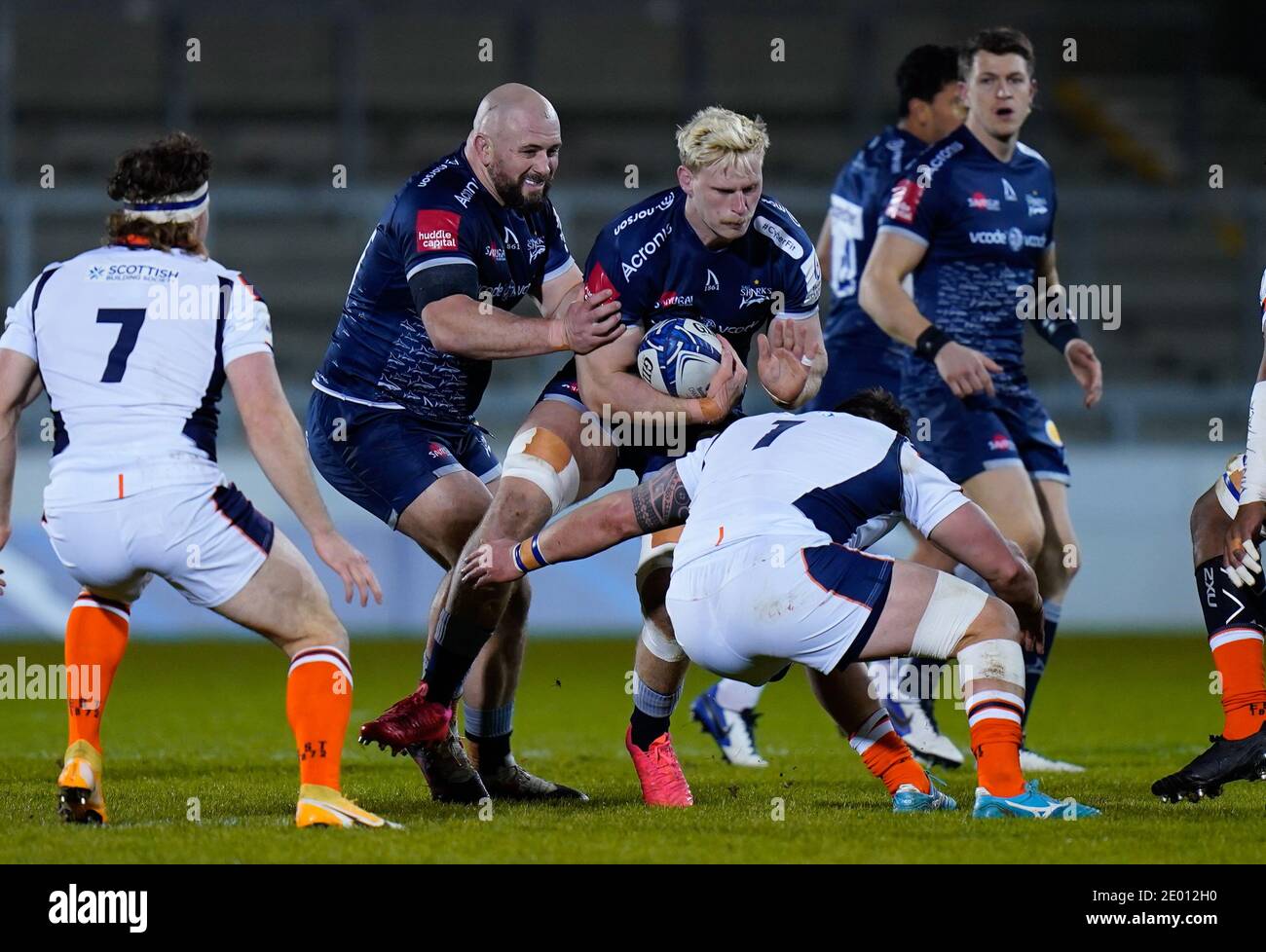 Sale Sharks No.8 Jon-Luc Du Preez und Sale Sharks Requisite Jake Cooper-Wooley laufen bei der Edinburgh Rugby Verteidigung während der European Champions Cup Spiel S Stockfoto