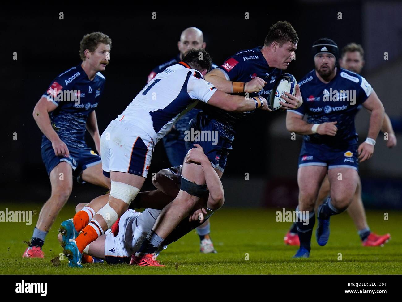 Sale Sharks-Flanker Cobus Wiese bricht beim European Champions Cup Spiel eine Tackle Sale Sharks -V- Edinburgh Rugby im AJ Bell Stadium, Greate Stockfoto