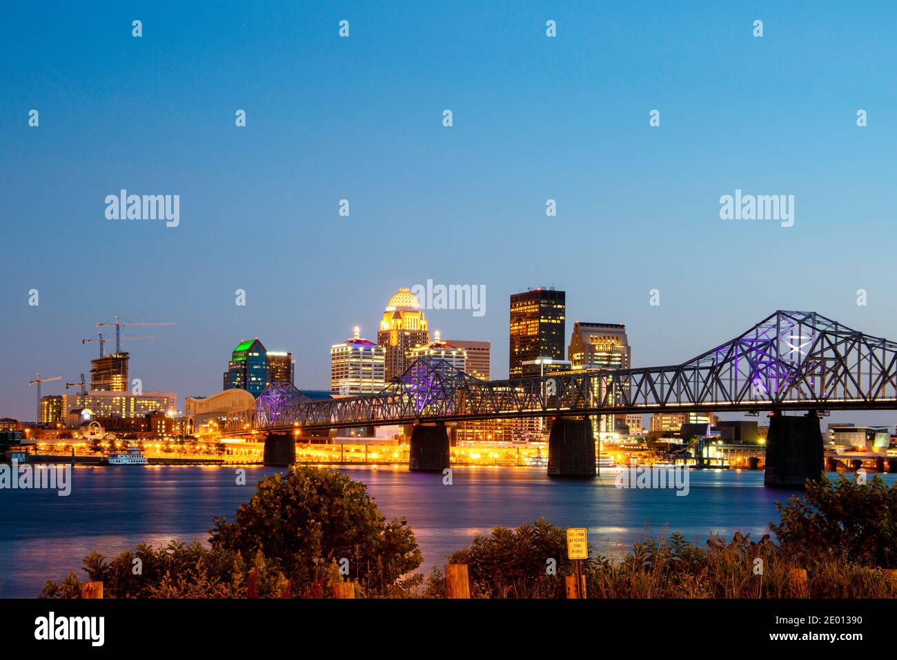 Louisville, Kentucky bei Nacht mit Ohio River Stockfoto