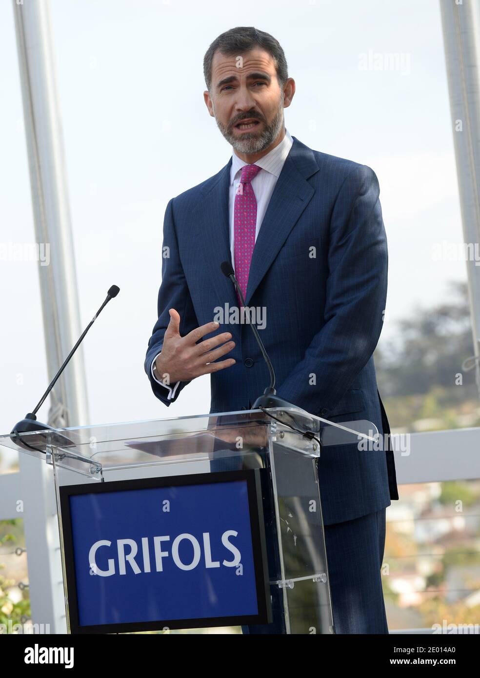 S.H. Prince Felipe besucht Grifols, ein spanisches multinationales Pharma- und Chemieunternehmen, das am 15. November 2013 in Los Angeles, CA, USA, Produkte auf Blutplasmabasis produziert. Foto von Lionel Hahn/ABACAPRESS.COM Stockfoto