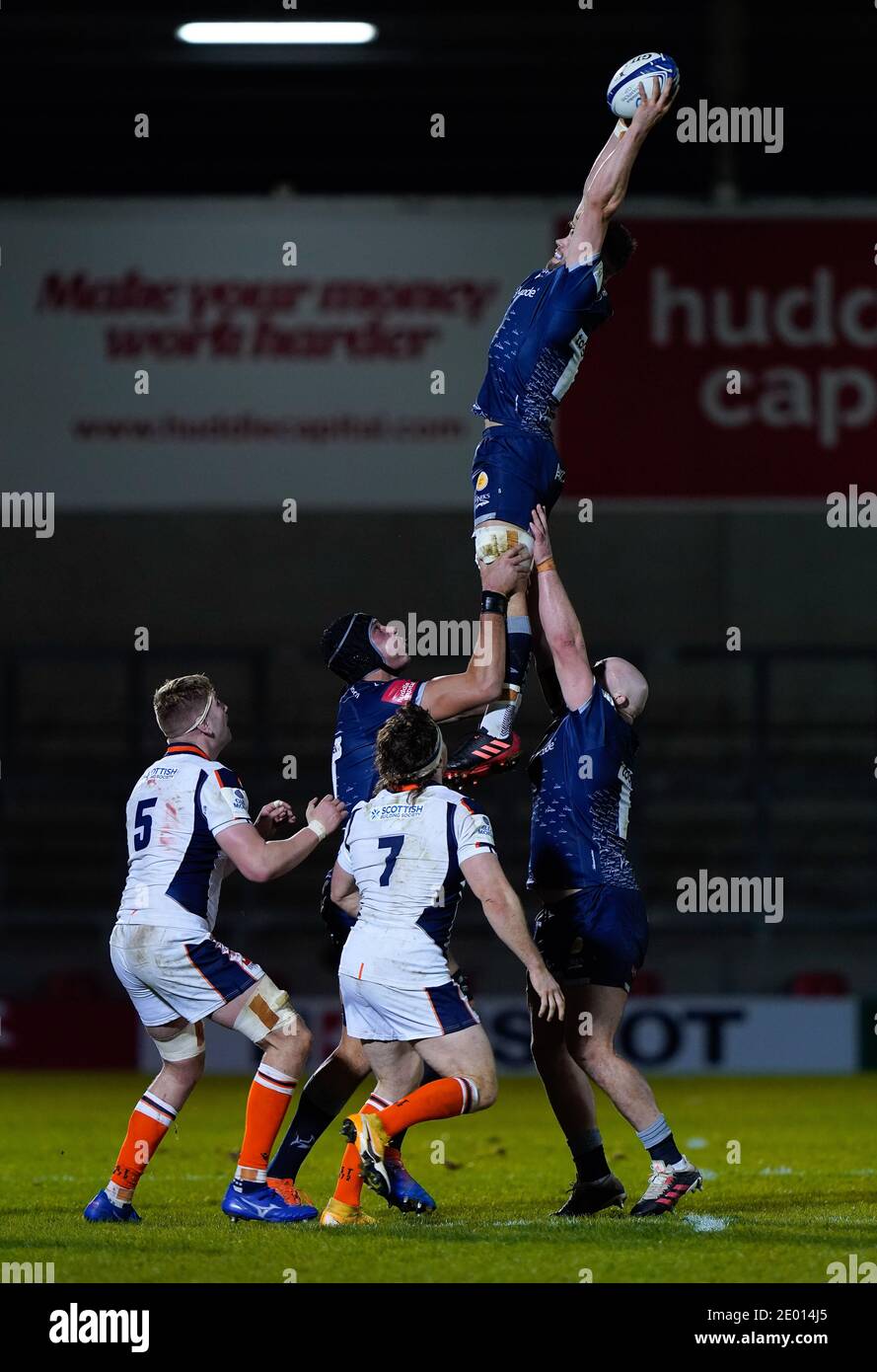 Sale Sharks-Flanker Sam Dugdale dehnt sich aus, um eine Line-out zu nehmen Während des European Champions Cup Spiels Sale Sharks -V- Edinburgh Rugby an der AJ Bell St. Stockfoto