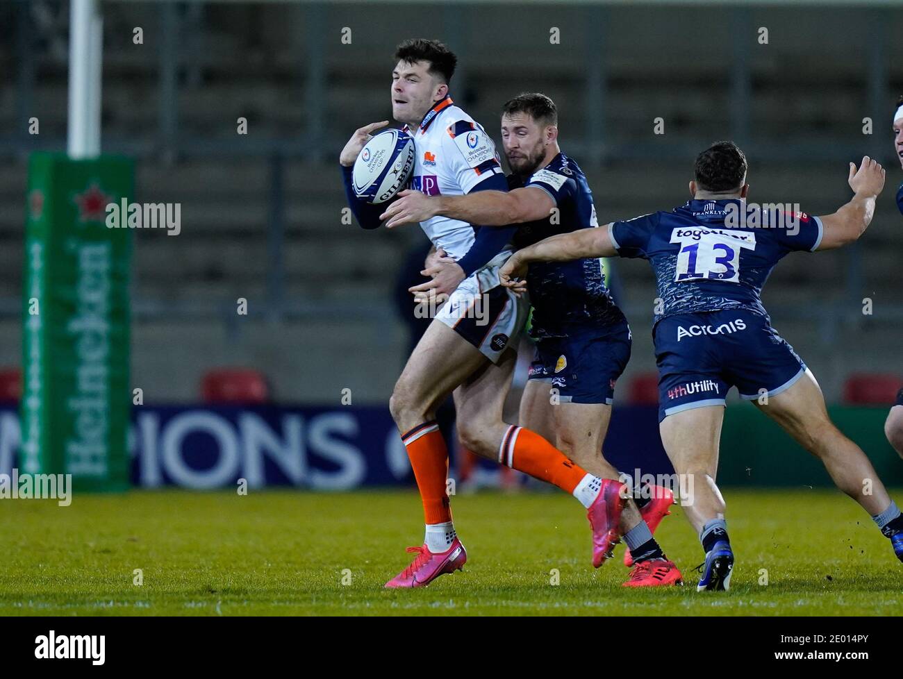 Sale Sharks Centre Sam Hill tackles Edinburgh Rugby full-back Blair Kinghorn beim European Champions Cup Spiel Sale Sharks -V- Edinburgh Rugby A Stockfoto