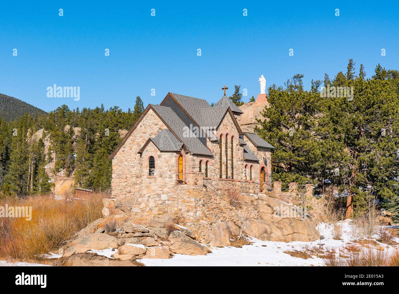 Allenspark, Colorado - 29. November 2020: Kapelle der heiligen Katharina von Siena, auch bekannt als Kapelle auf dem Felsen Stockfoto