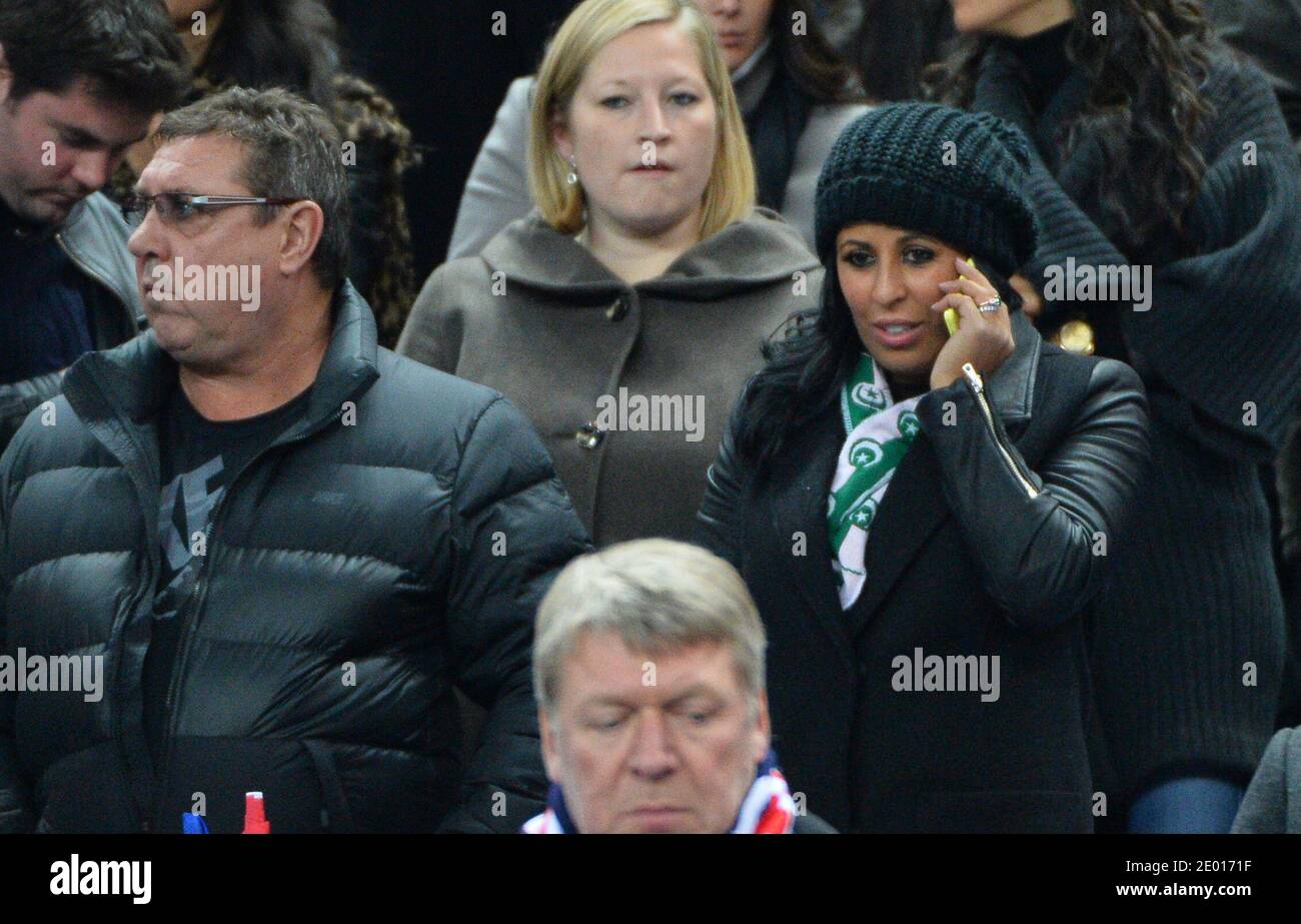 Franck Riberys Frau Wahiba Belhami sieht sich am 19. November 2013 das Fußballspiel der FIFA Fußball-Weltmeisterschaft Europa-Gruppe 2014, Frankreich gegen die Ukraine, im Stade de France in Saint-Denis, einem Vorort von Paris, an. Foto von Christian Liewig/ABACAPRESS.COM Stockfoto