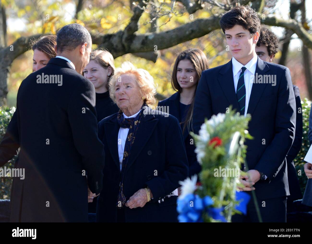 Präsident Barack Obama begrüßt Ethel Kennedy, nachdem er Präsident John F. Kennedy auf dem Arlington National Cemetery in Arlington, VA, USA, am 20. November 2013 einen Kranz am Grab niedergelegt hat. An diesem Freitag wird der 50. Jahrestag der Ermordung von Präsident Kennedy begangen. Foto von Pat Benic/Pool/ABACAPRESS.COM Stockfoto