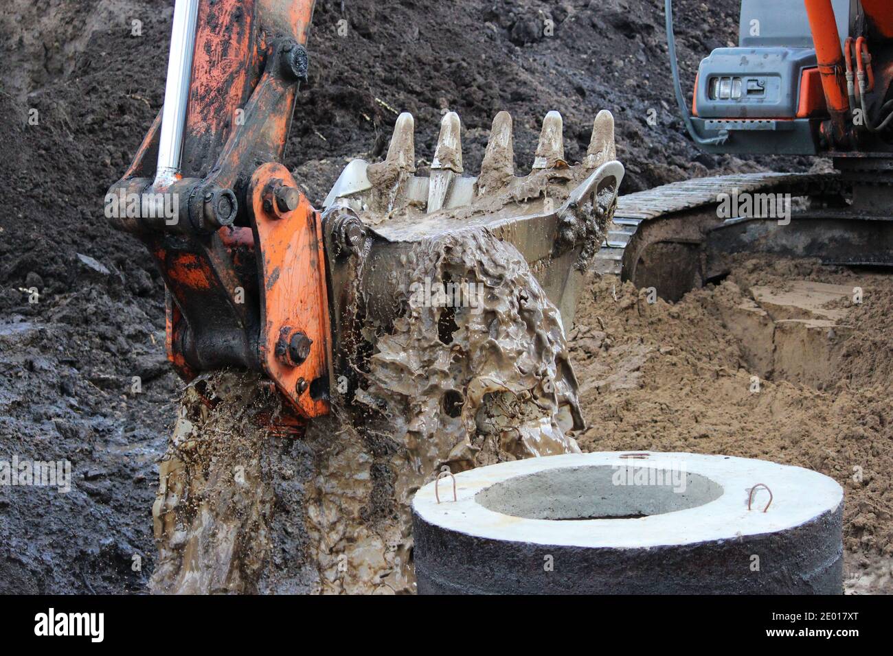 Baggerspuren im Wasser. Reparatur und Ausbau einer Straße im Norden von gattschina, russland. Reportage schießen Stockfoto