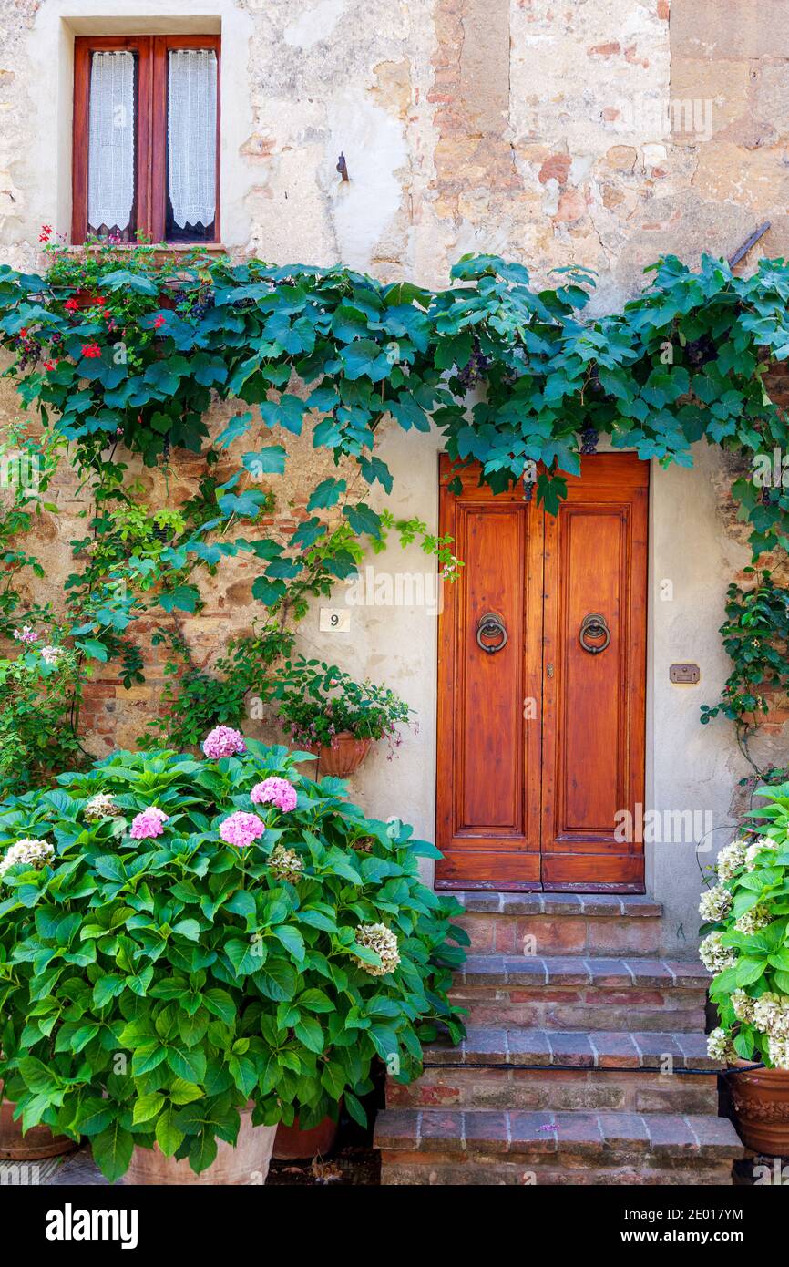 Haustür zu Hause in Pienza, Toskana, Italien Stockfoto