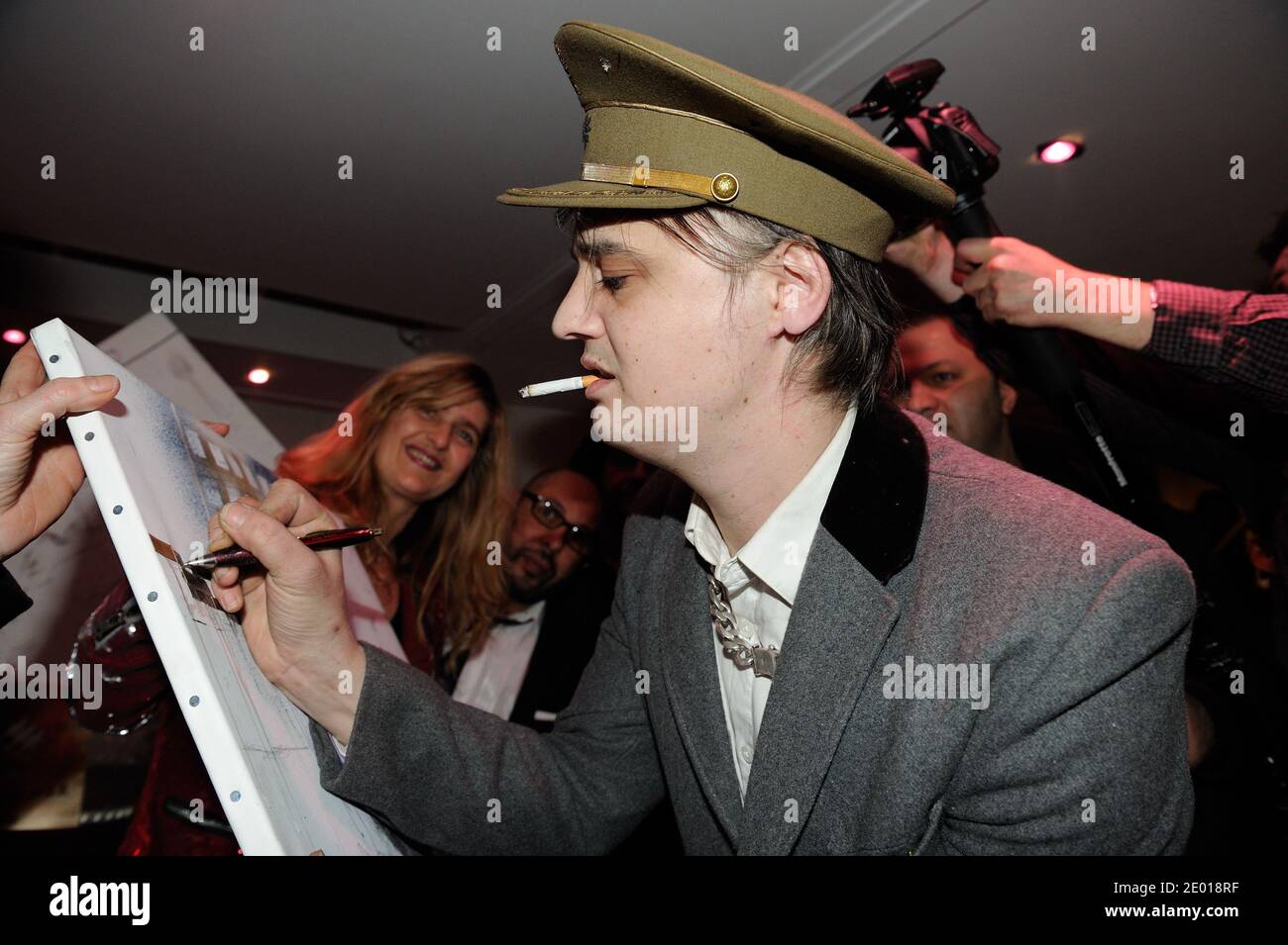 Pete Doherty Teilnahme an der Ausstellung Pete Doherty and Alize Meurice Flags from the Old Regime Eröffnung im Espace Djam in Paris, Frankreich am 21. November 2013. Foto von Alban Wyters/ABACAPRESS.COM Stockfoto