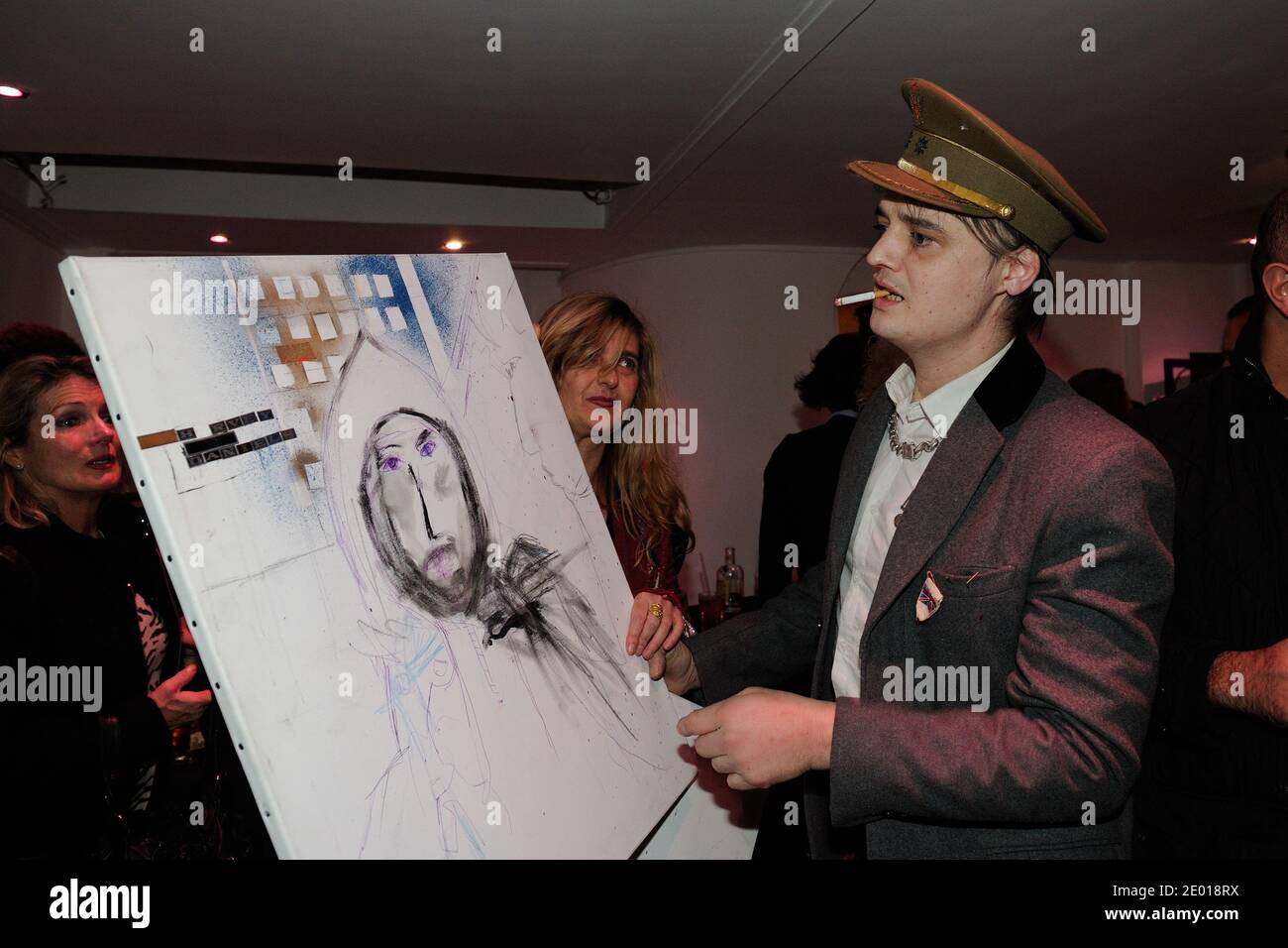 Pete Doherty Teilnahme an der Ausstellung Pete Doherty and Alize Meurice Flags from the Old Regime Eröffnung im Espace Djam in Paris, Frankreich am 21. November 2013. Foto von Alban Wyters/ABACAPRESS.COM Stockfoto