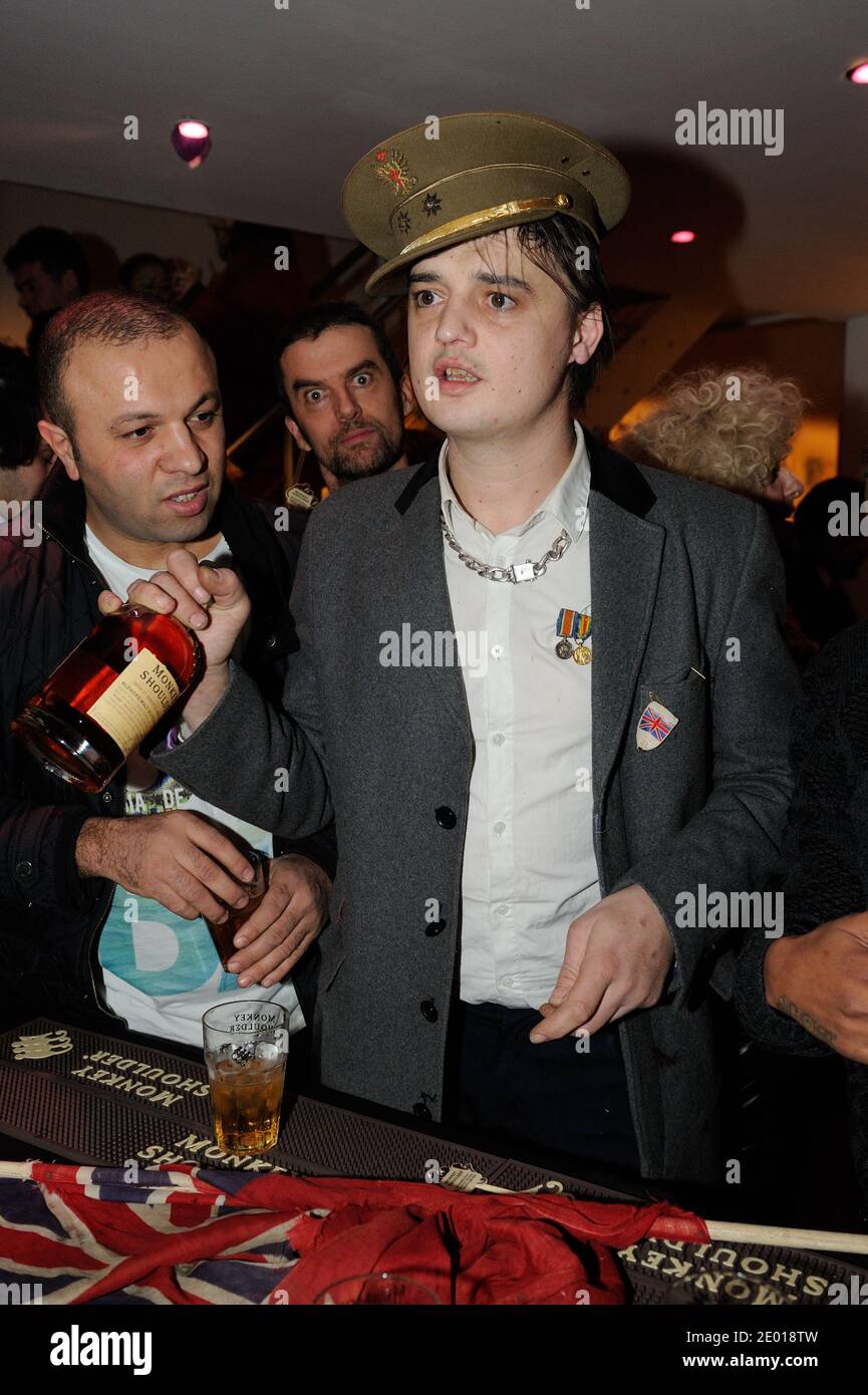 Pete Doherty Teilnahme an der Ausstellung Pete Doherty and Alize Meurice Flags from the Old Regime Eröffnung im Espace Djam in Paris, Frankreich am 21. November 2013. Foto von Alban Wyters/ABACAPRESS.COM Stockfoto