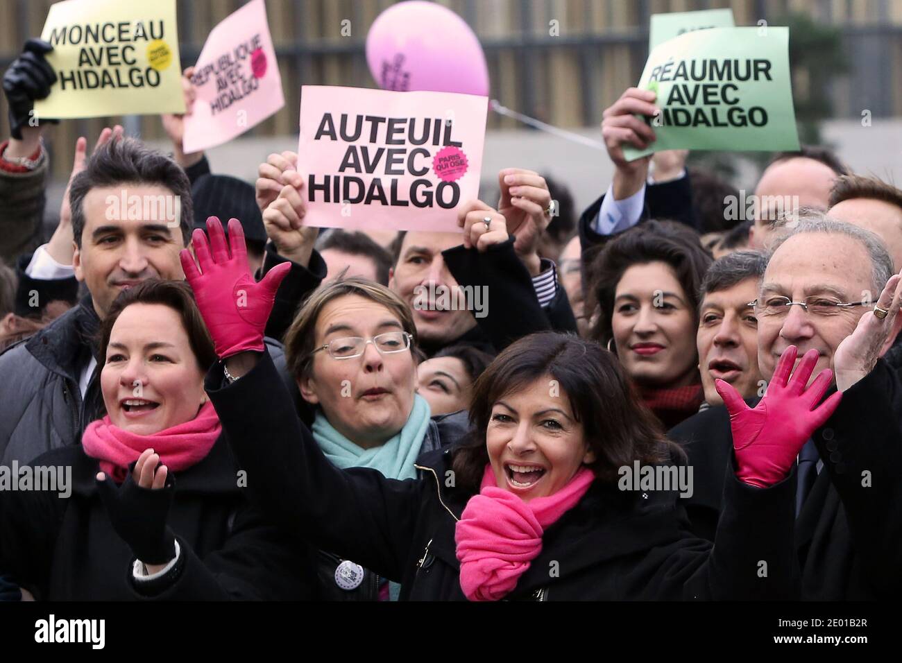 Sozialistische Partei (PS) Kandidat für die Kommunalwahl 2014 in Paris und Paris stellvertretende Bürgermeisterin Anne Hidalgo posiert mit Mitgliedern ihres Wahlteams und Kandidaten für Pariser Bezirke, Pierre Aidenbaum, Pauline Veron, Französisch Socialist Party Sprecher David Assouline, in Paris, Frankreich, am 23. November 2013. Foto von Stephane Lemouton/ABACAPRESS.COM Stockfoto