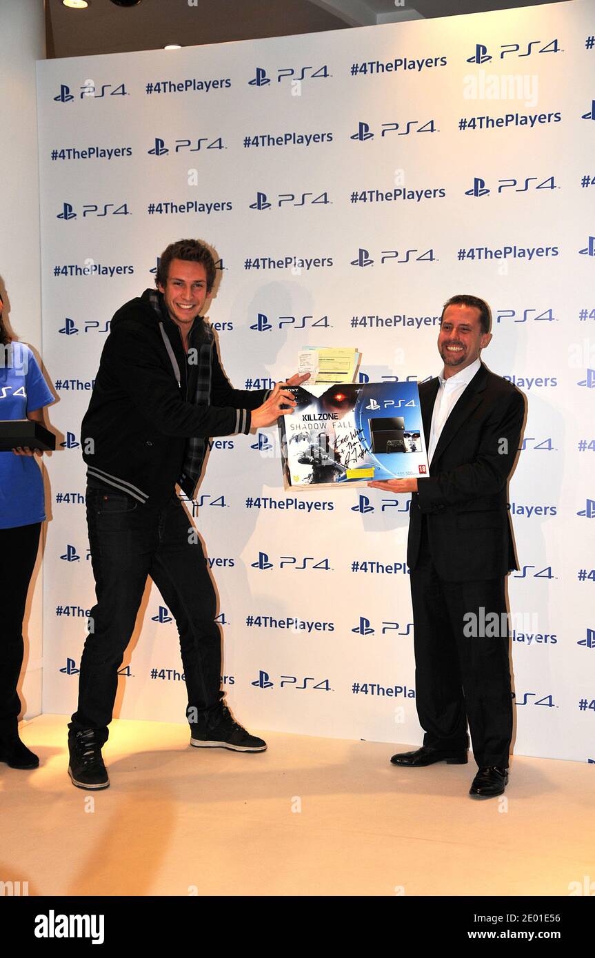Andrew House, CEO von Sony Computer Entertainment, mit dem ersten Käufer bei der Einführung der neuen Sony PlayStation 4 in Frankreich am 30. November 2013 im Sony Flagship Store in Paris. Foto von Thierry Plessis/ABACAPRESS.COM Stockfoto
