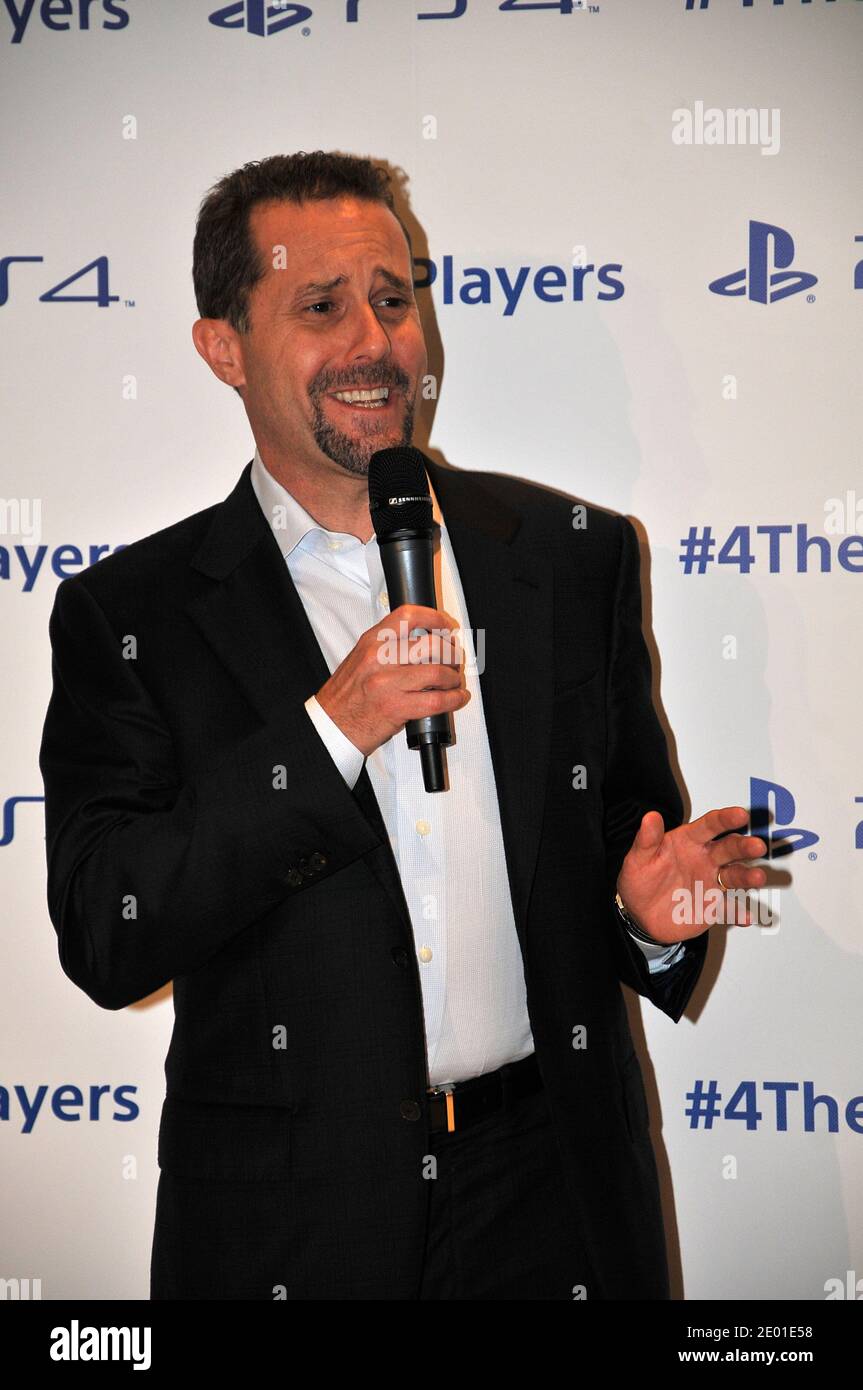 Andrew House, CEO von Sony Computer Entertainment, spricht beim Launch der neuen Sony PlayStation 4 in Frankreich am 30. November 2013 im Sony Flagship Store in Paris. Foto von Thierry Plessis/ABACAPRESS.COM Stockfoto