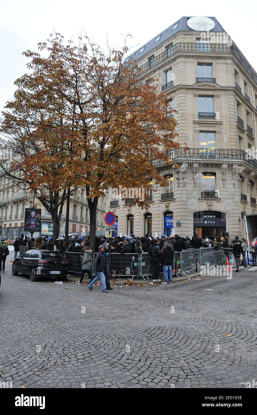 Atmosphäre beim Launch der neuen Sony PlayStation 4 in Frankreich am 30. November 2013 im Sony Flagship Store in Paris. Foto von Thierry Plessis/ABACAPRESS.COM Stockfoto
