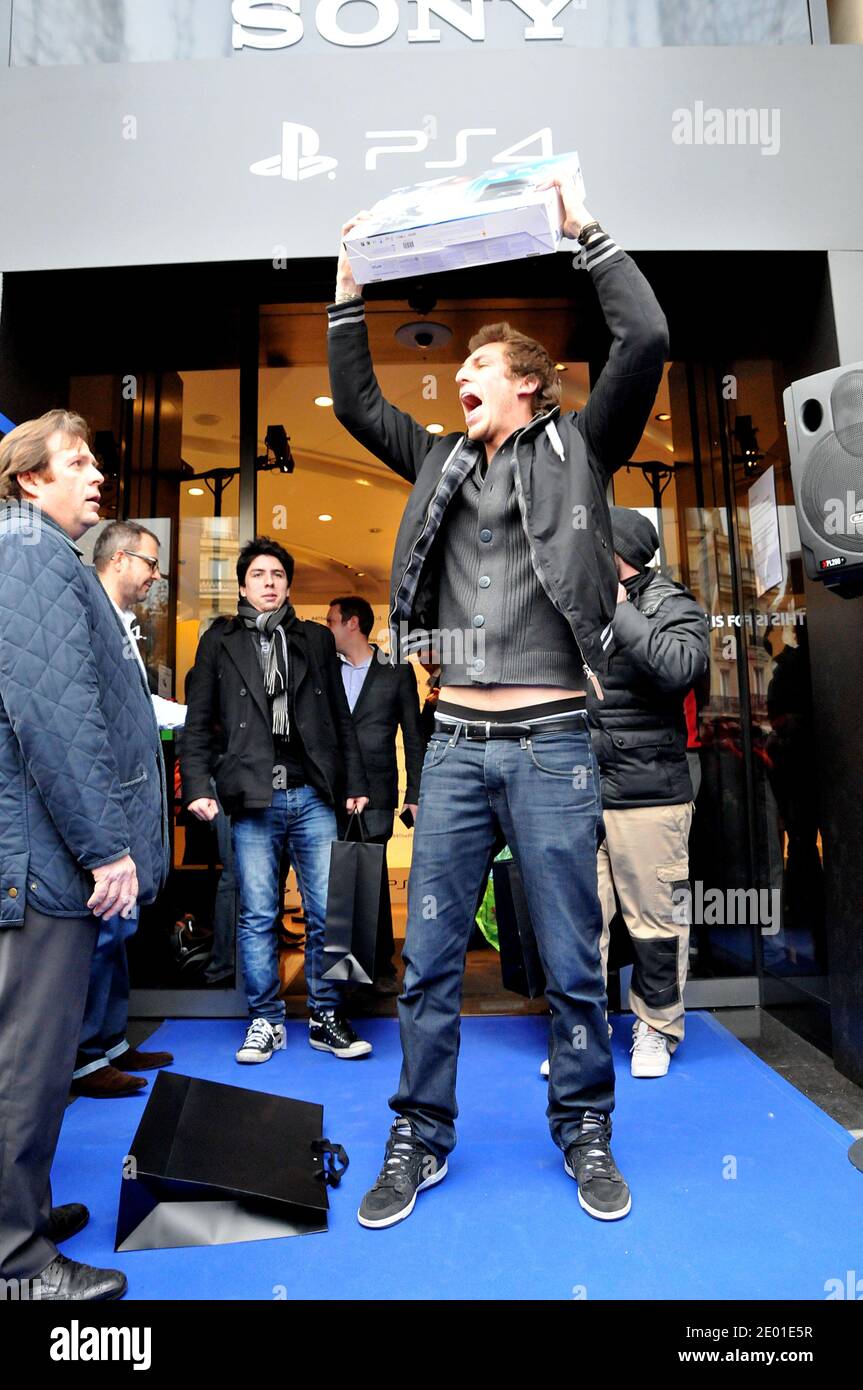 Der erste Käufer bei der Einführung der neuen Sony PlayStation 4 in Frankreich am 30. November 2013 im Sony Flagship Store in Paris, Frankreich. Foto von Thierry Plessis/ABACAPRESS.COM Stockfoto