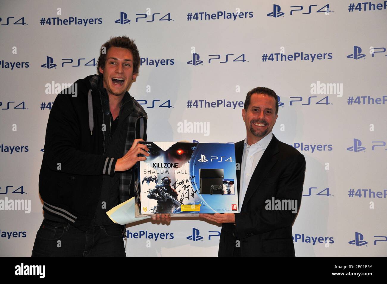 Andrew House, CEO von Sony Computer Entertainment, mit dem ersten Käufer bei der Einführung der neuen Sony PlayStation 4 in Frankreich am 30. November 2013 im Sony Flagship Store in Paris. Foto von Thierry Plessis/ABACAPRESS.COM Stockfoto