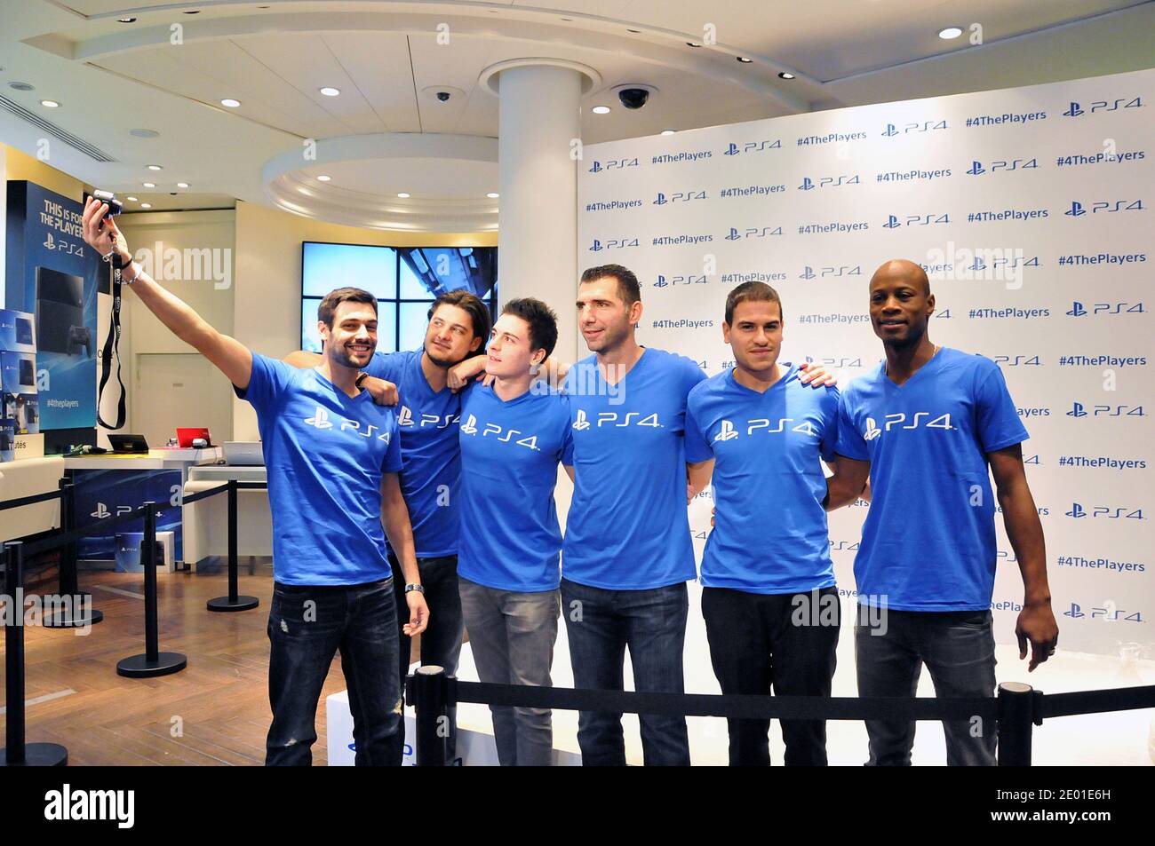 Atmosphäre beim Launch der neuen Sony PlayStation 4 in Frankreich am 30. November 2013 im Sony Flagship Store in Paris. Foto von Thierry Plessis/ABACAPRESS.COM Stockfoto