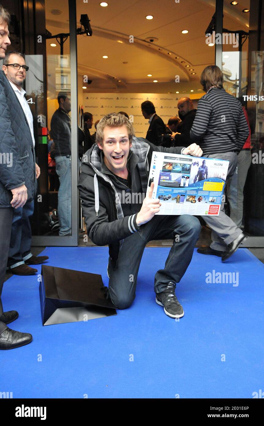 Der erste Käufer bei der Einführung der neuen Sony PlayStation 4 in Frankreich am 30. November 2013 im Sony Flagship Store in Paris, Frankreich. Foto von Thierry Plessis/ABACAPRESS.COM Stockfoto