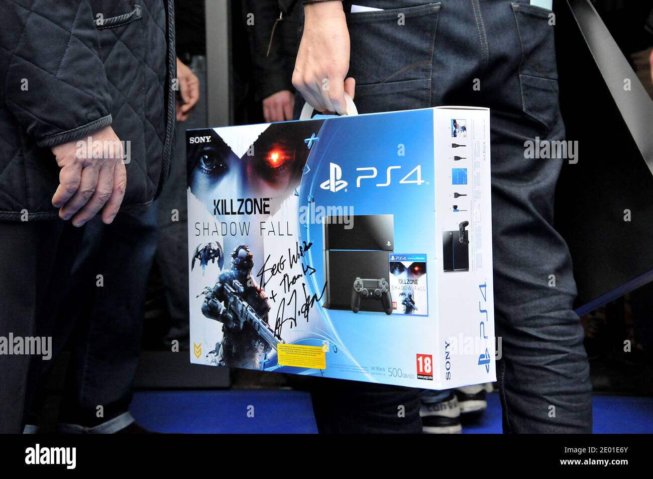 Atmosphäre beim Launch der neuen Sony PlayStation 4 in Frankreich am 30. November 2013 im Sony Flagship Store in Paris. Foto von Thierry Plessis/ABACAPRESS.COM Stockfoto
