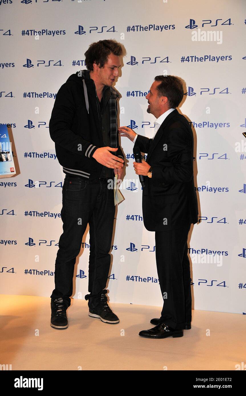 Andrew House, CEO von Sony Computer Entertainment, mit dem ersten Käufer bei der Einführung der neuen Sony PlayStation 4 in Frankreich am 30. November 2013 im Sony Flagship Store in Paris. Foto von Thierry Plessis/ABACAPRESS.COM Stockfoto