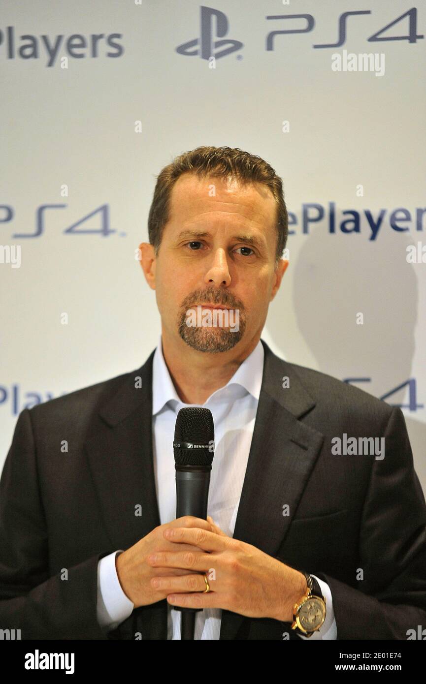Andrew House, CEO von Sony Computer Entertainment, spricht beim Launch der neuen Sony PlayStation 4 in Frankreich am 30. November 2013 im Sony Flagship Store in Paris. Foto von Thierry Plessis/ABACAPRESS.COM Stockfoto