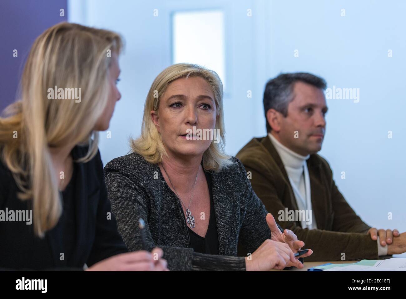 Marine Le Pen, Parteivorsitzende der rechtsextremen Front National (FN), Marion Marechal-Le Pen, Stellvertreterin der FN und Philippe Lottiaux, Kandidat der FN für die Kommunalwahlen 2014 in Avignon, nehmen vor einer Sitzung am 30. November 2013 an einer Pressekonferenz in Mazan, Südfrankreich, Teil. Foto von Jean-Christophe Roy/ABACAPRESS.COM Stockfoto