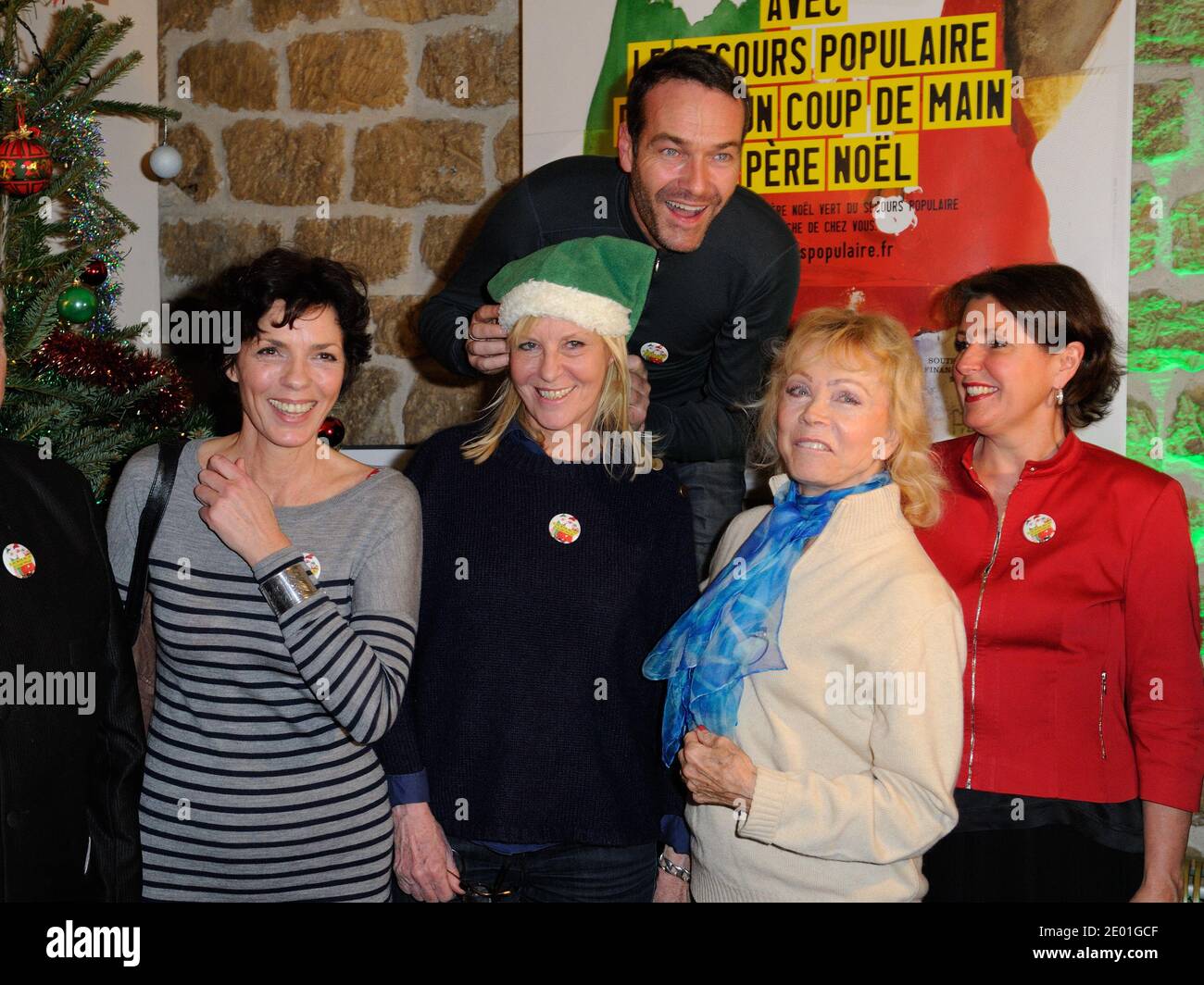 Chantal Ladesou, Isabelle Aubret, Elizabeth Bourgine und Arielle Boulin-Prat nahmen am 02. Dezember 2013 am Start der Kampagne "Les Peres Noel Verts" von Le Secours Populaire am Sitz des Vereins in Paris, Frankreich, Teil. Foto von Alban Wyters/ABACAPRESS.COM Stockfoto