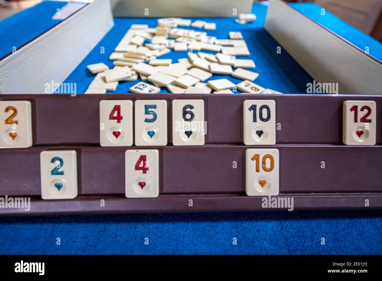 Legendäres Spiel okey und Spieltisch. Türkische Brettspiel Okey (Rummikub).  Ein Tisch mit grünem Tuch und Chips. Hände der Spieler Stockfotografie -  Alamy