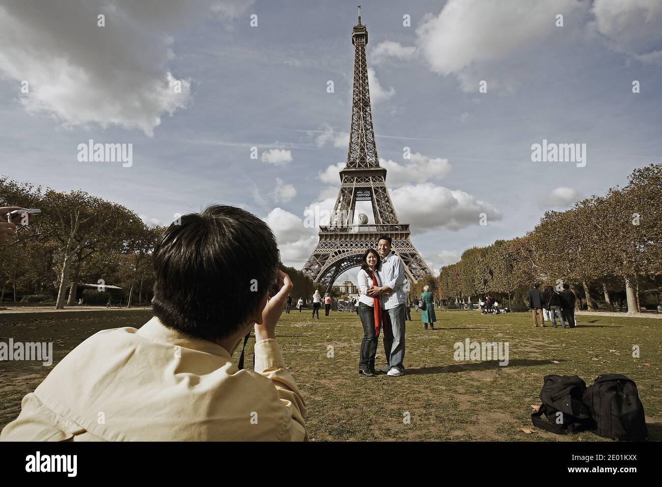 FRANKREICH / Ile de France / Paris / Eiffelturm mit chinesischen Touristen, die Fotos machen Stockfoto