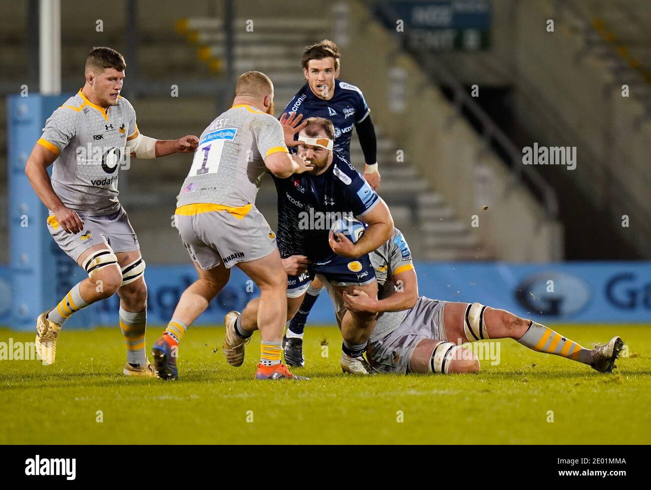 Sale Sharks wiil-Griff John wird während des Gallagher Premiership Rugby Spiels angegangen Sale Sharks -V- Wespen im AJ Bell Stadium, Greater Manchester, Stockfoto