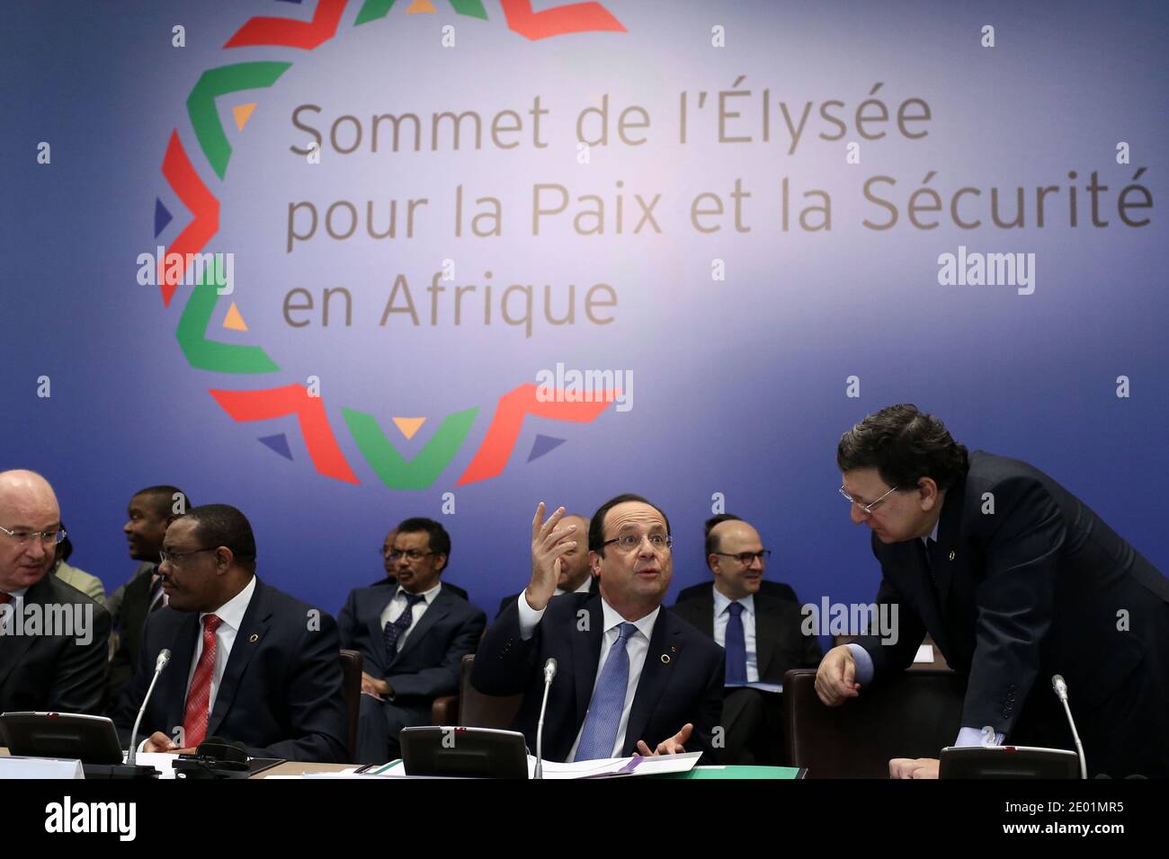 Präsident Francois Hollande spricht mit Präsident Francois Hollande während einer Sitzung am zweiten Tag des französischen Afrika-Gipfels am 7. Dezember 2013 in Paris. Hollande sagte auf einem Pariser Gipfel am 6. Dezember 2013 etwa 40 afrikanischen Führern, dass der Kontinent "seine eigene Sicherheit gewährleisten" müsse, um "sein Schicksal in die Hand zu nehmen". Er versprach auch, dass Frankreich bei der möglichen Schaffung einer speziellen afrikanischen Schnelleingreiftruppe mithelfen würde und jedes Jahr bis zu 20,000 Soldaten ausbilden würde. Foto von Stephane Lemouton/ABACAPRESS.COM Stockfoto