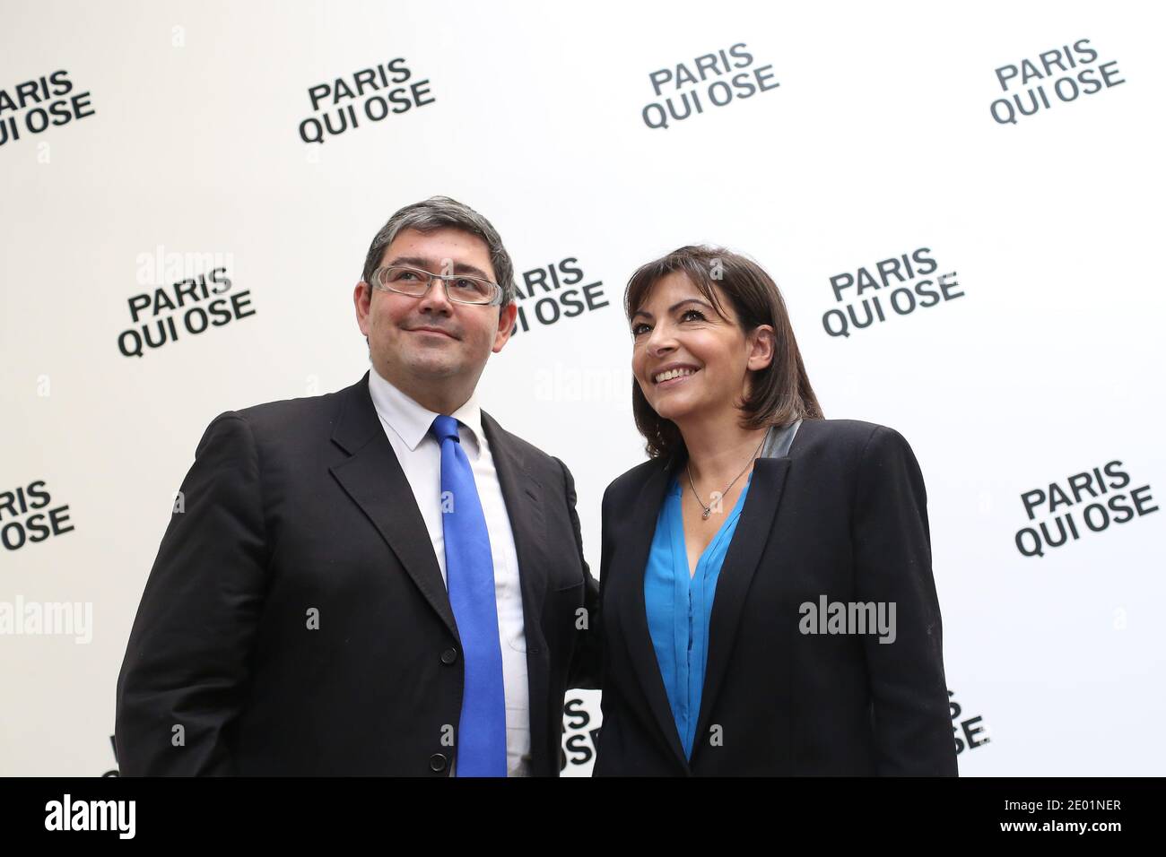 Die stellvertretende Bürgermeisterin und Sozialistische Partei (PS) von Paris für die Kommunalwahl 2014 in Paris, Anne Hidalgo, posiert mit Jerome Coumet, nachdem sie am 8. Dezember 2013 auf einer Pressekonferenz ihr Projekt für die französische Hauptstadt in Paris, Frankreich, vorstellt. Foto von Stephane Lemouton/ABACAPRESS.COM Stockfoto