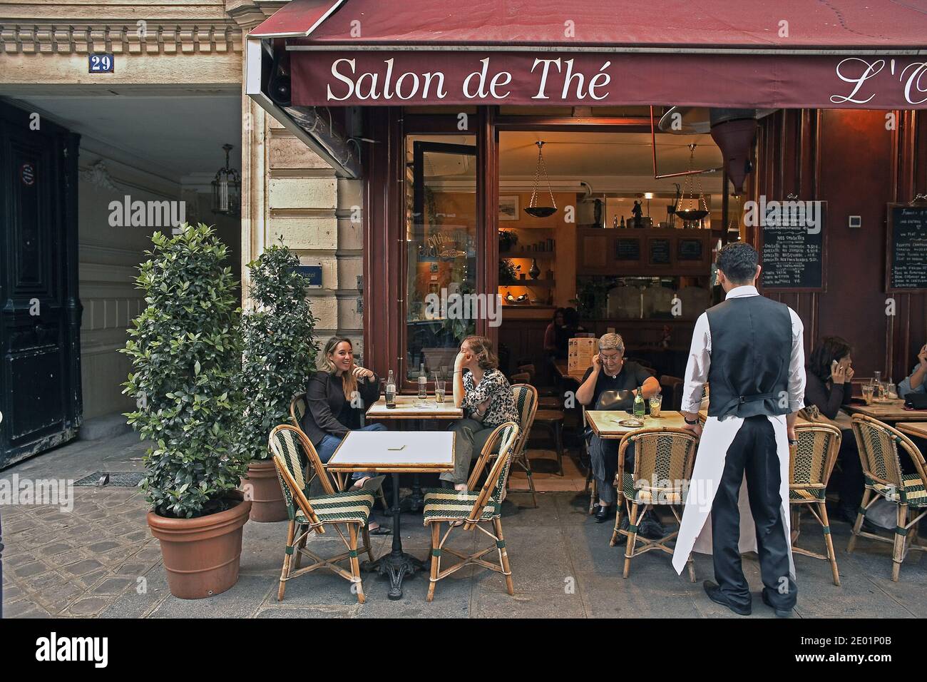 FRANKREICH / Iie-de-France/Paris/ Le Marais/ Peopel vor einem Café sitzen/„Salon de the“. Stockfoto