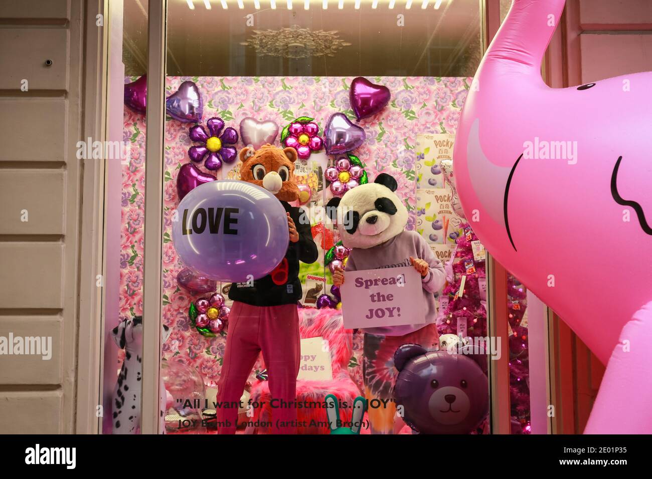 London, Großbritannien. Dezember 2020, 19. Interaktive Kunstinstallation "alles, was ich zu Weihnachten will, ist… JOY' von Amy Broch in Mayfair. Quelle: Waldemar Sikora Stockfoto