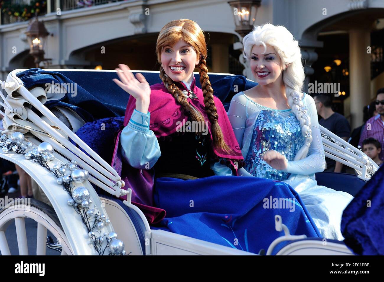 Disney-Figuren Elsa (links) und Anna (rechts), beide aus dem neuen Disney-Animationsfilm „Frozen“, stehen im Mittelpunkt, während sie am 07. Dezember ein Segment für das Disney Parks Christmas Day Parade TV-Special im Magic Kingdom Park im Walt Disney World Resort in Lake Buena Vista, FL, USA, aufnehmen. 2013. Zusätzlich zu den Auftritten, Harris ist einer der Gastgeber des jährlichen Feiertagsspecial. Die 30. Jahresfeiertagsfernsehsendung wird am 25. Dezember auf ABC-TV ausgestrahlt. Die Show wird auch in Kanada auf CBC Network und auf der ganzen Welt auf dem American Forces Network. Foto von Mark Ashman/Disney Handout/ABACAPRESS.COM Stockfoto