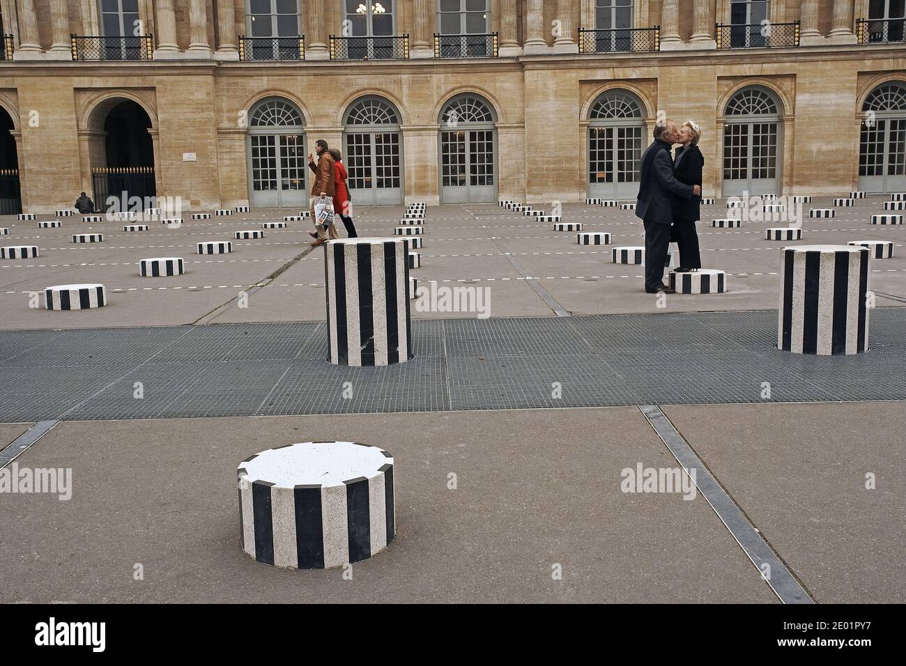 FRANKREICH / Iie-de-France/Paris/ Älteres Paar, das sich auf dem Hof des Palais Royal küsst. Stockfoto
