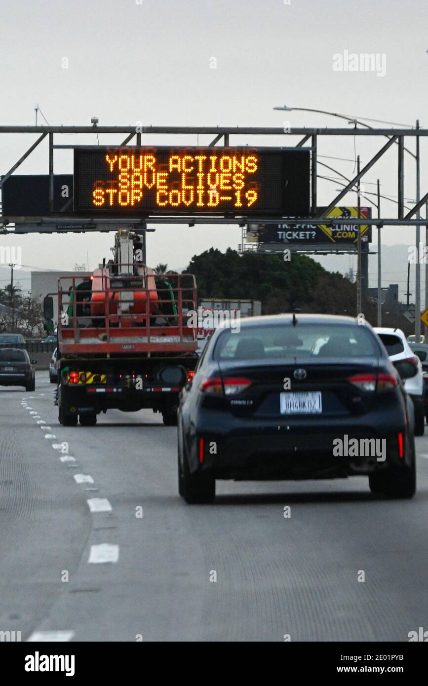 Eine Caltrans-Tafel mit den Worten „Your Actions Save Lives Stop COVID-19“ wird am Donnerstag, den 24. Dezember 202, inmitten der globalen Coronavirus-Pandemie gesehen Stockfoto
