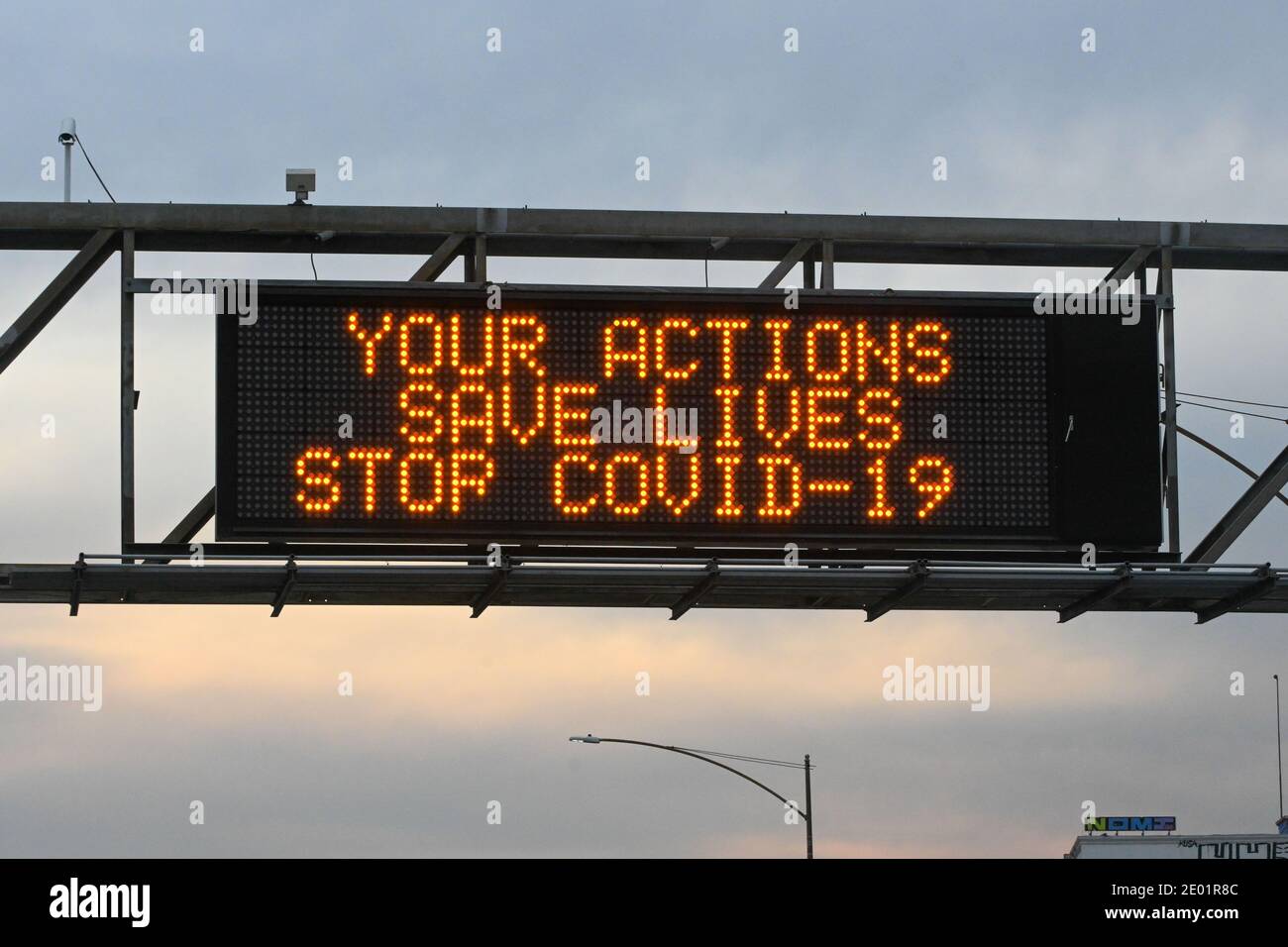 Eine Caltrans-Tafel mit den Worten „Your Actions Save Lives Stop COVID-19“ wird am Donnerstag, den 24. Dezember 202, inmitten der globalen Coronavirus-Pandemie gesehen Stockfoto