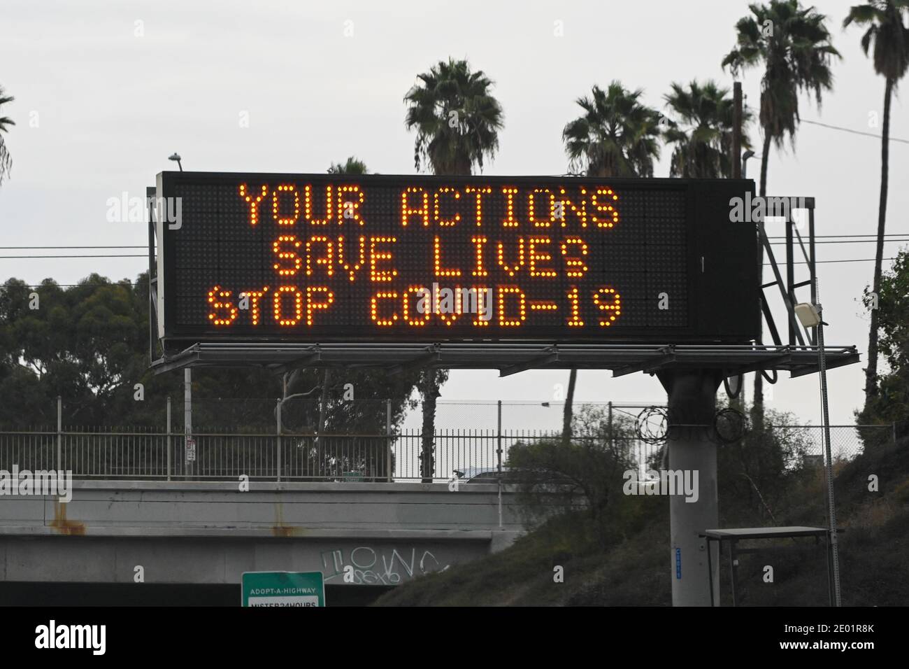 Eine Caltrans-Tafel mit den Worten „Your Actions Save Lives Stop COVID-19“ wird am Donnerstag, den 24. Dezember 202, inmitten der globalen Coronavirus-Pandemie gesehen Stockfoto
