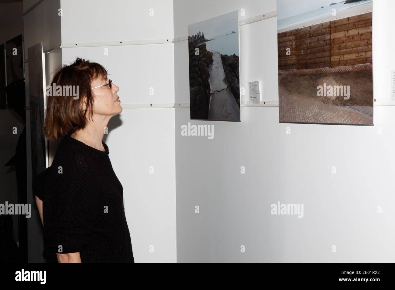 File Photo von Jane Birkin bei der Eröffnung der Fotoausstellung ihrer Tochter Kate Barry in der Zeartgallerie in Dinard, Frankreich am 05. Oktober 2012. Die Fotografin Kate Barry, Tochter der Schauspielerin und Sängerin Jane Birkin, starb heute, am 11. dezember 2013, gegen 18:30 Uhr, nachdem sie aus dem vierten Stock ihrer Pariser Wohnung gefallen war. Kate Barry war die Tochter von Jane Birkin und dem britischen Komponisten John Barry, der vor allem für den Soundtrack vieler James Bond bekannt war, der 2011 starb. Sie war die Halbschwester der Schauspielerinnen Charlotte Gainsbourg und Lou Doillon. Foto von Audrey Poree/ABACAPRESS.COM Stockfoto