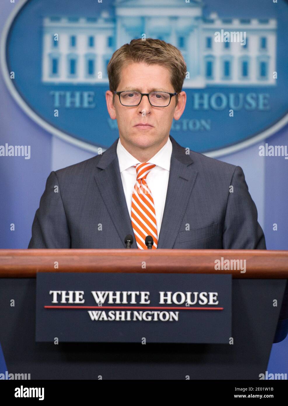 Der Pressesprecher des Weißen Hauses Jay Carney führt am Donnerstag, den 12. Dezember 2013, im Brady Press Briefing Room des Weißen Hauses in Washington, DC, USA, seine tägliche Pressekonferenz durch. Fragen zum Zugang für Standfotografen beantwortete er im Zuge der Arbeit von Santiago Lyon, Vice President und Director of Photography bei The Associated Press, in der New York Times. Foto von Ron Sachs/Pool/ABACAPRESS.COM Stockfoto