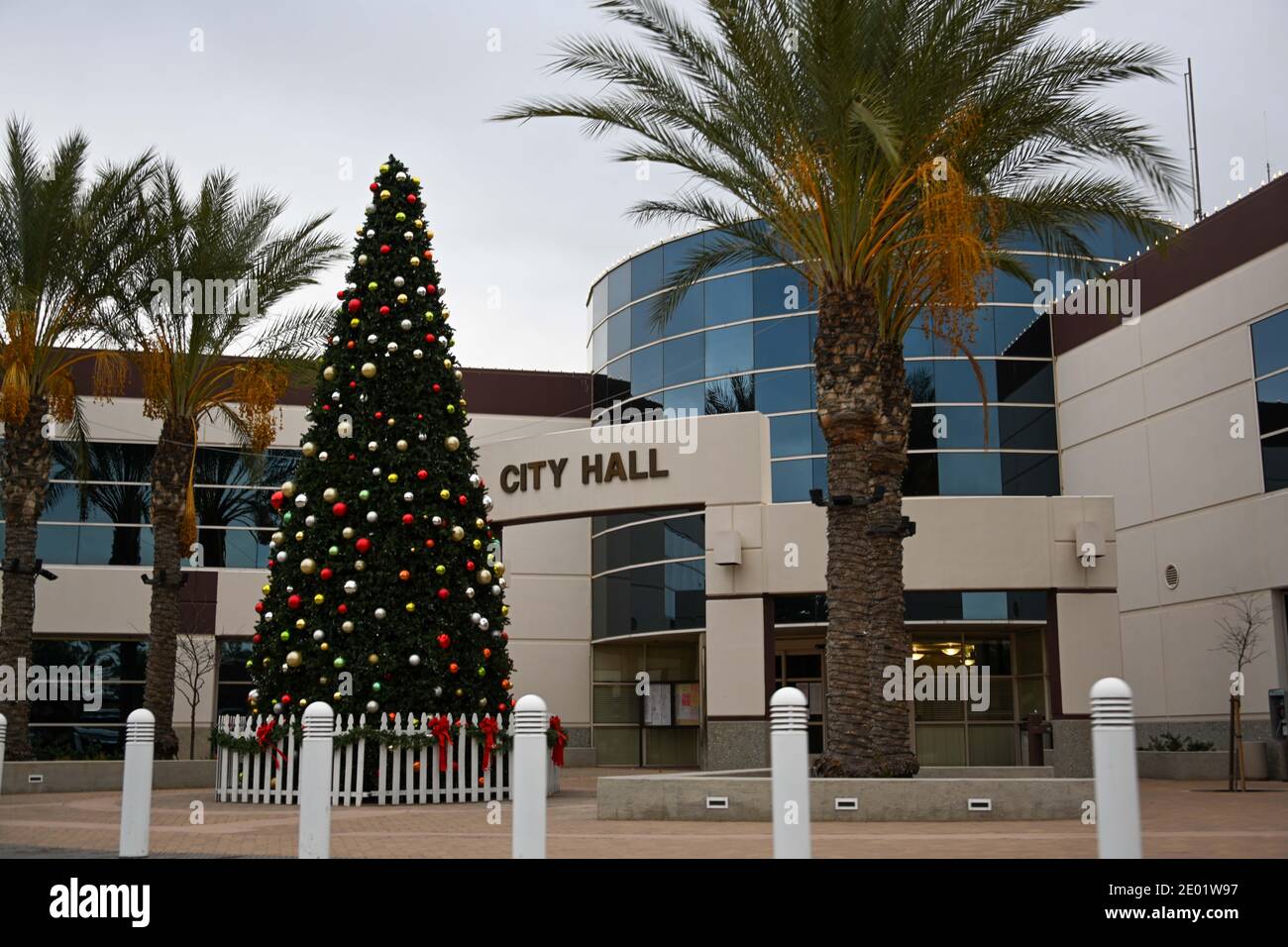 Moreno Valley City Hall ist zu Weihnachten geschmückt inmitten der Roman Coronavirus Pandemie, Donnerstag, 24. Dezember 2020 in Moreno Valley, Kalifornien. (Dylan S Stockfoto