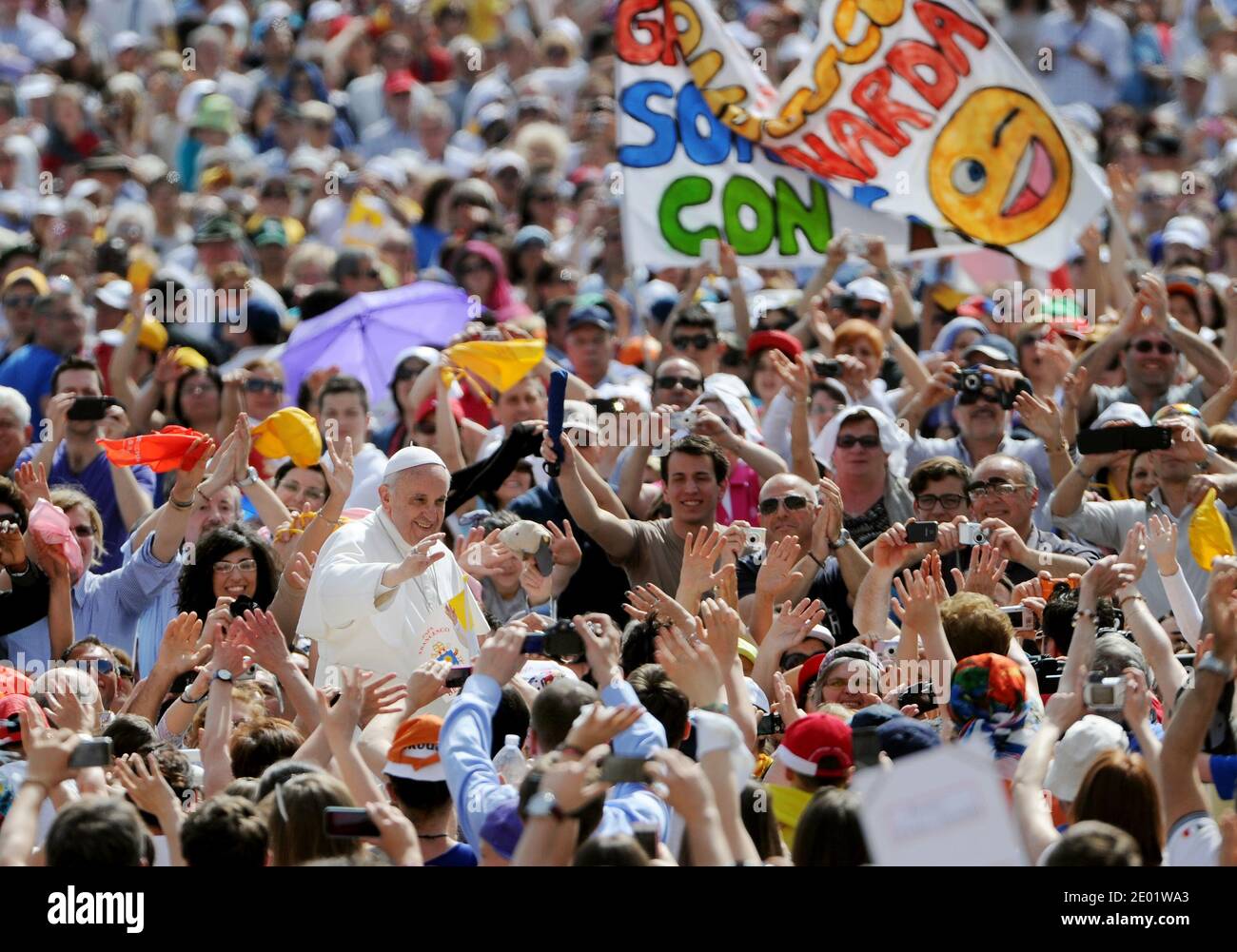 Papst Franziskus nimmt am 1. Mai 2013 an der wöchentlichen Generalaudienz auf dem Petersplatz im Vatikan Teil. Papst Franziskus wurde von der Zeitschrift Time zur Person des Jahres ernannt. Während seiner neun Monate im Amt hatte der Papst "das Papsttum aus dem Palast und auf die Straße gezogen", sagte die geschäftsführende Redakteurin Nancy Gibbs. Foto von Eric Vandeville/ABACAPRESS.COM Stockfoto