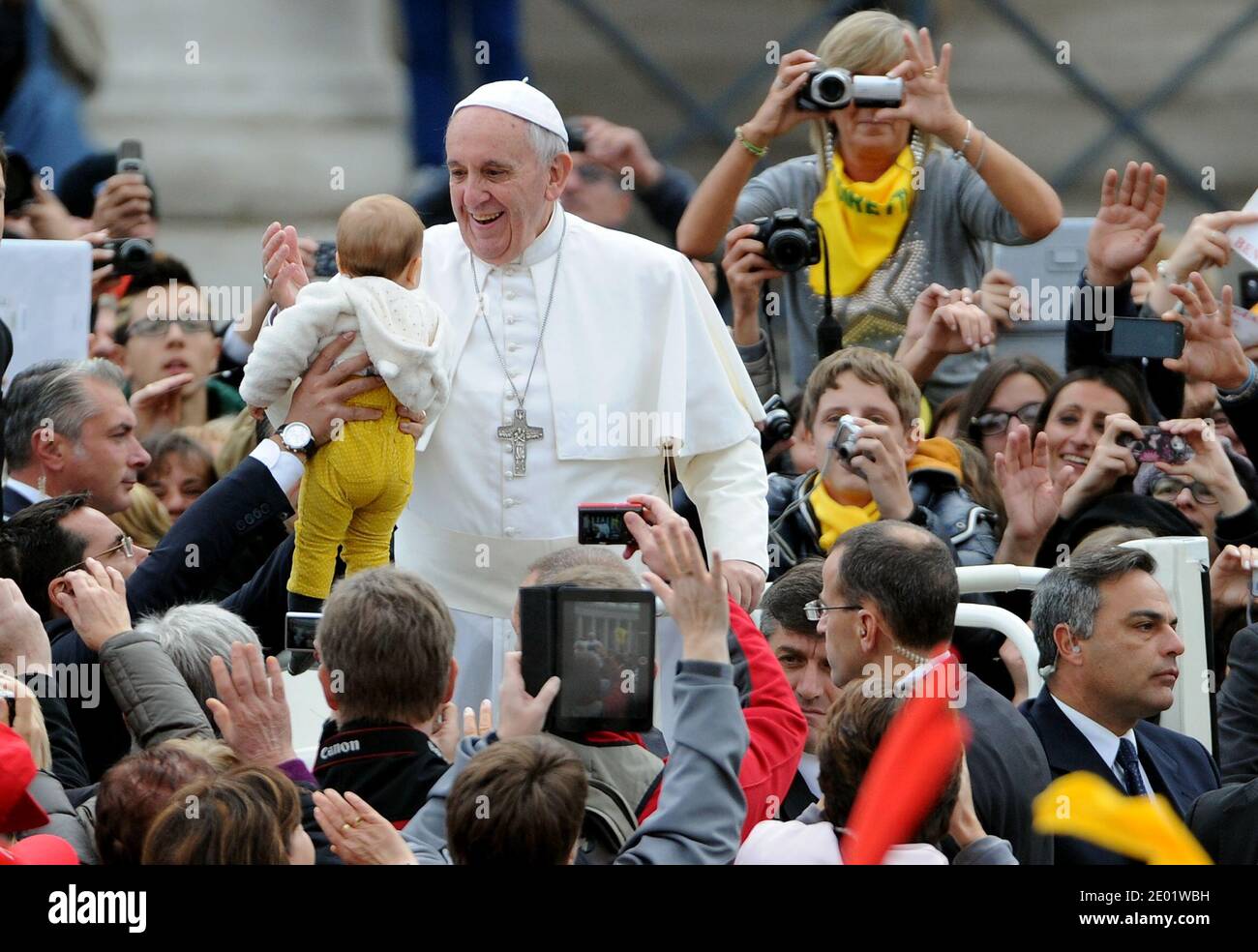 Papst Franziskus kommt am 13. November 2013 zur wöchentlichen Generalaudienz im Vatikan auf den Petersplatz. Papst Franziskus wurde von der Zeitschrift Time zur Person des Jahres ernannt. Während seiner neun Monate im Amt hatte der Papst "das Papsttum aus dem Palast und auf die Straße gezogen", sagte die geschäftsführende Redakteurin Nancy Gibbs. Foto von Eric Vandeville/ABACAPRESS.COM Stockfoto