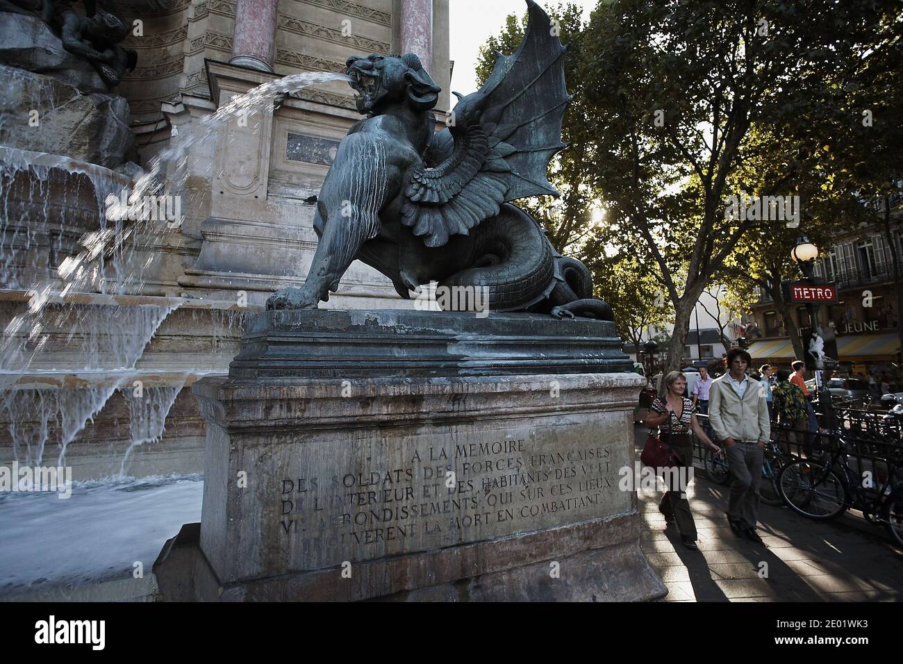 Die Statue von Saint Michel auf dem saint Michel Place in Paris Stockfoto