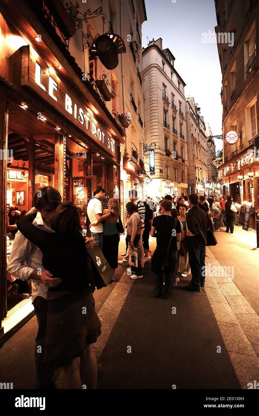 FRANKREICH / Iie-de-France/Paris/ Couperl küsst sich nachts im Quartier Latin. Stockfoto